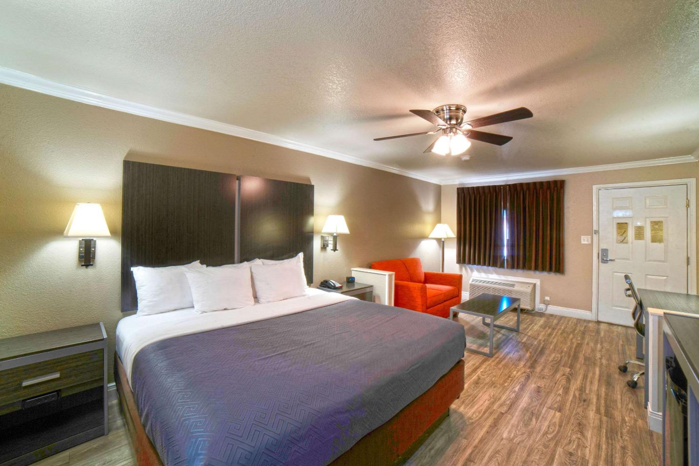 King Room - Non-Smoking - Photo 8