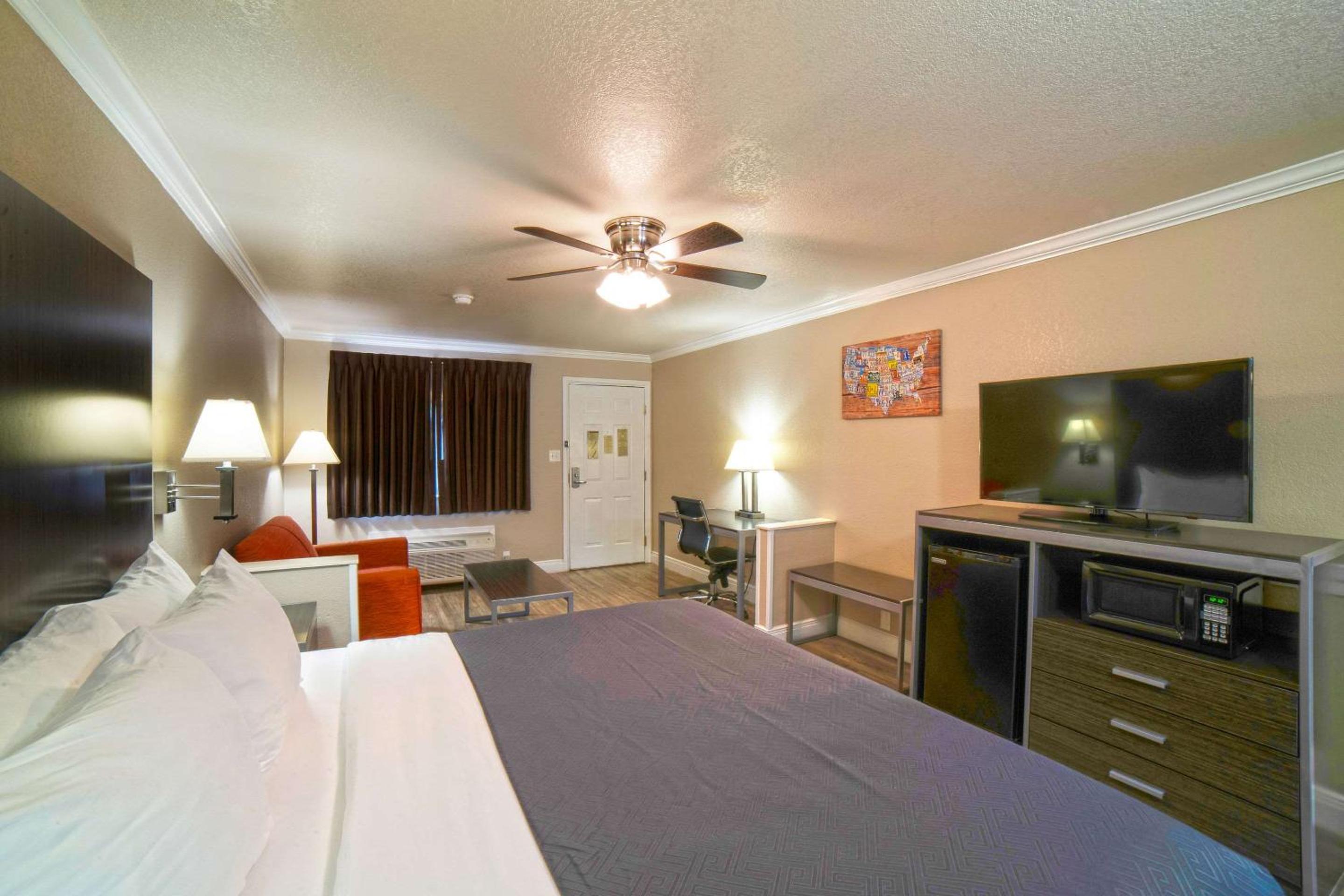 King Room - Non-Smoking - Photo 7