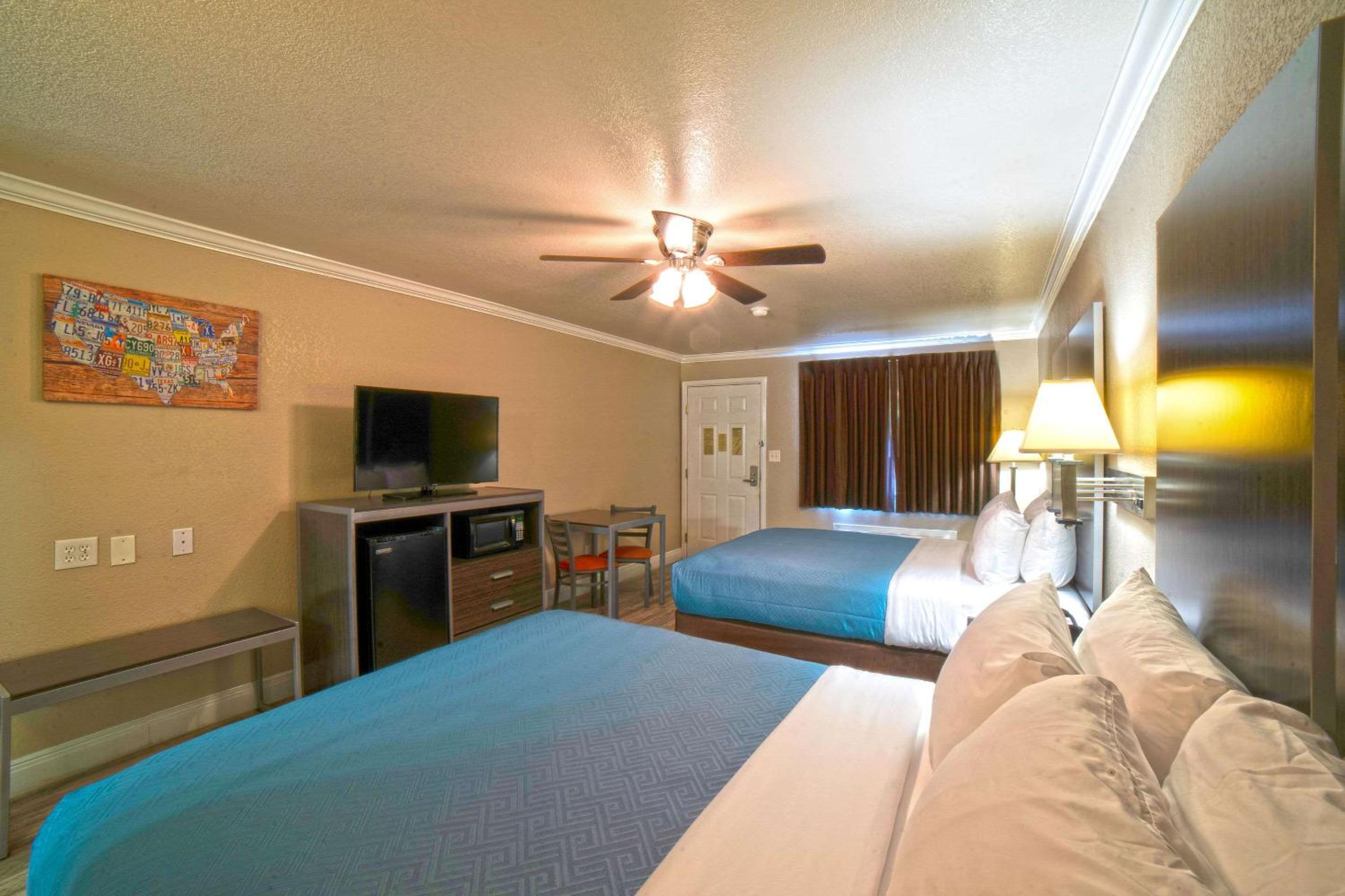 Queen Room with Two Queen Beds - Non-Smoking - Photo 1