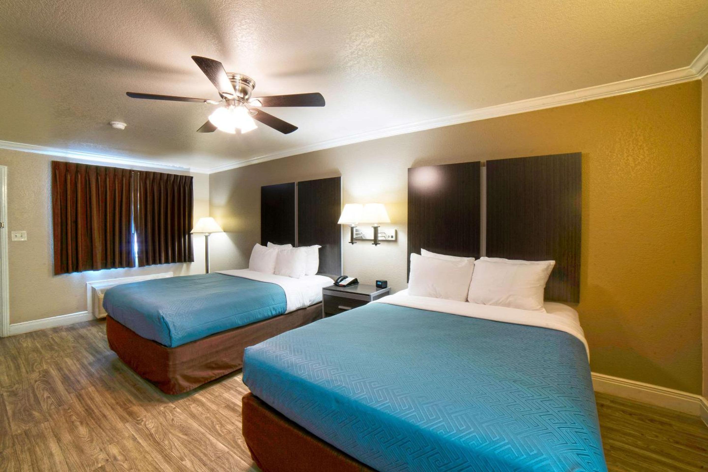 Queen Room with Two Queen Beds - Non-Smoking - Photo 7