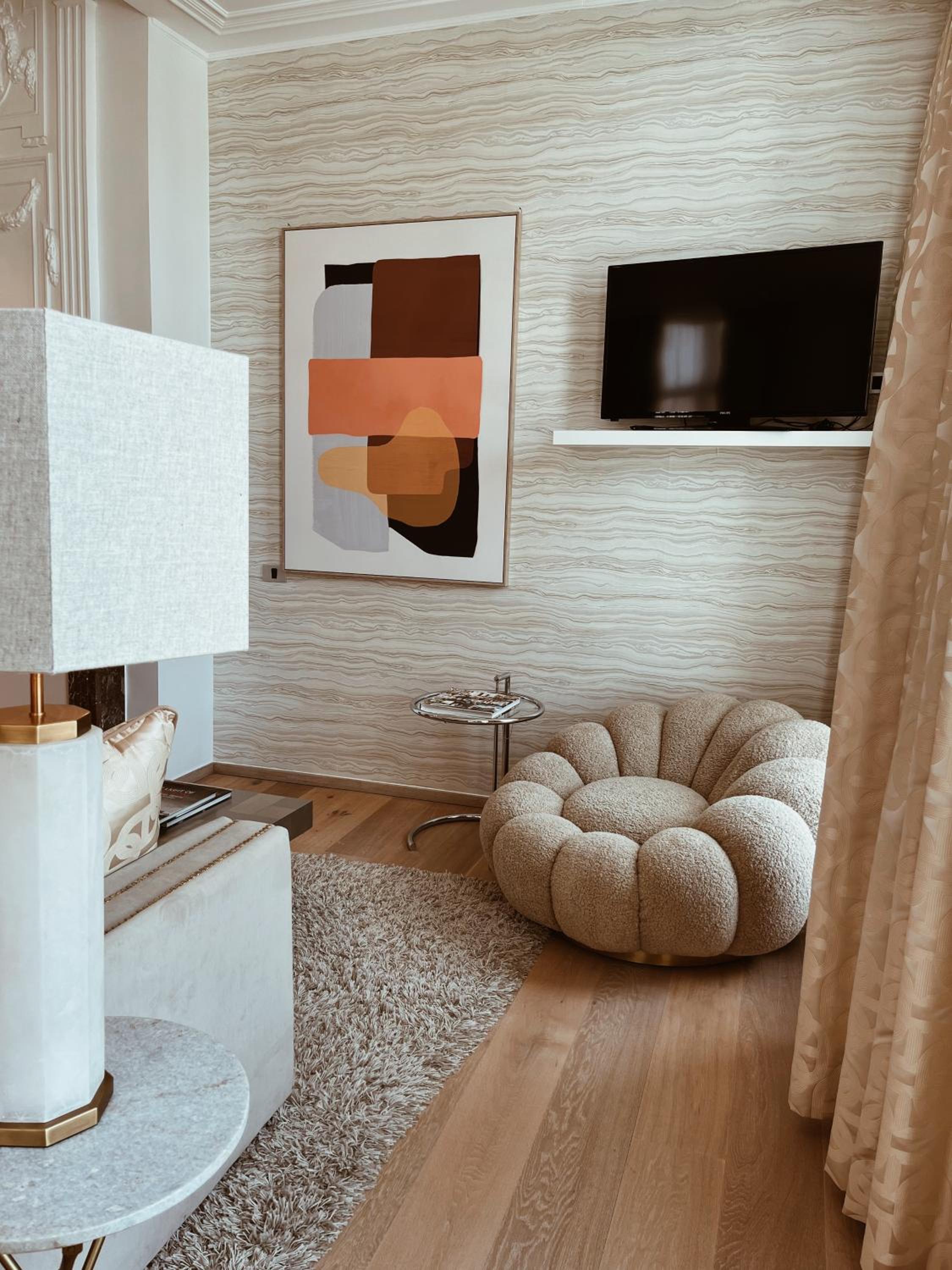 Suite with Canal View thumbnail 6