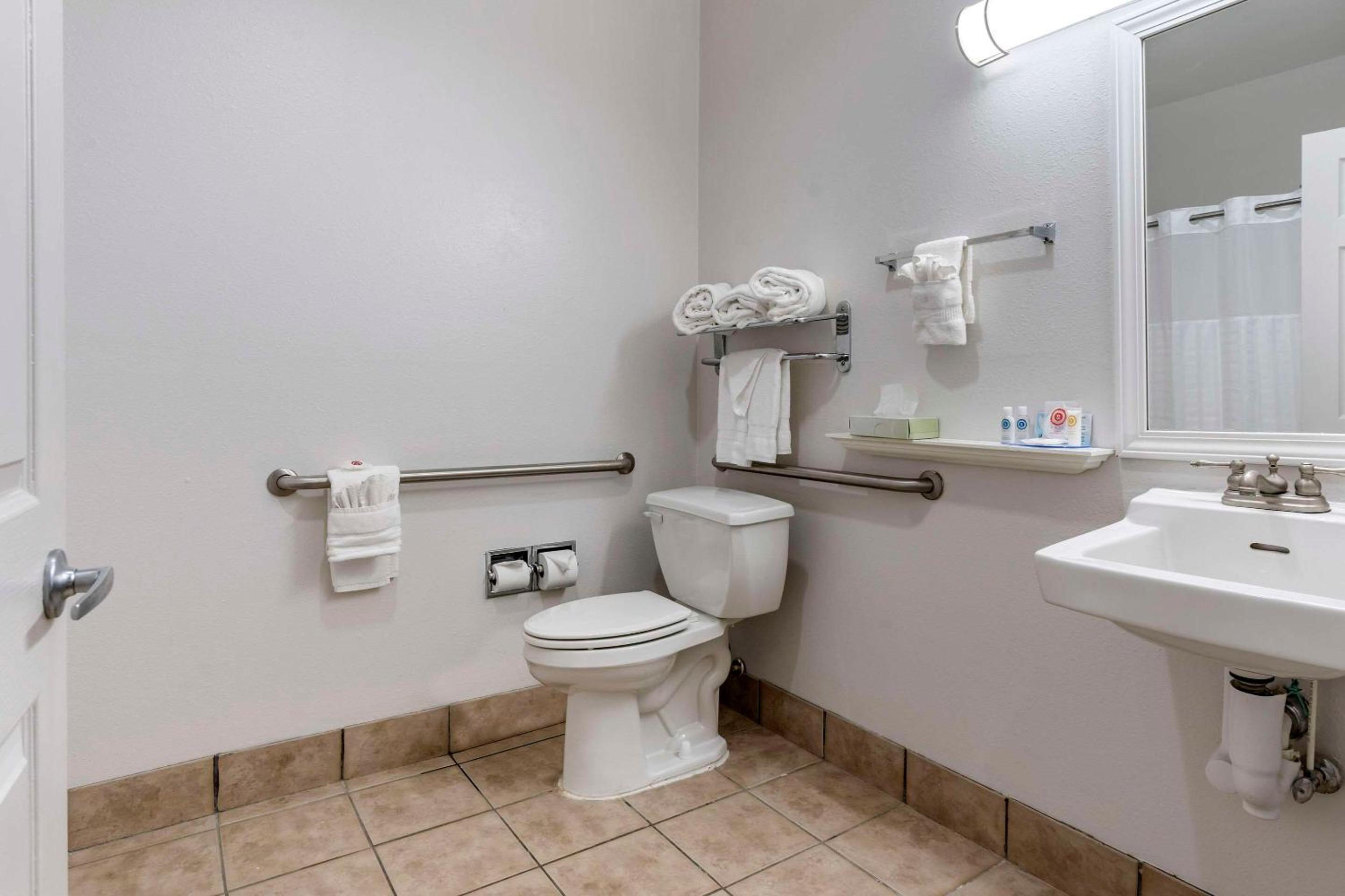 Queen Room with Two Queen Beds - Accessible/No Roll In Shower/Non Smoking photo 3
