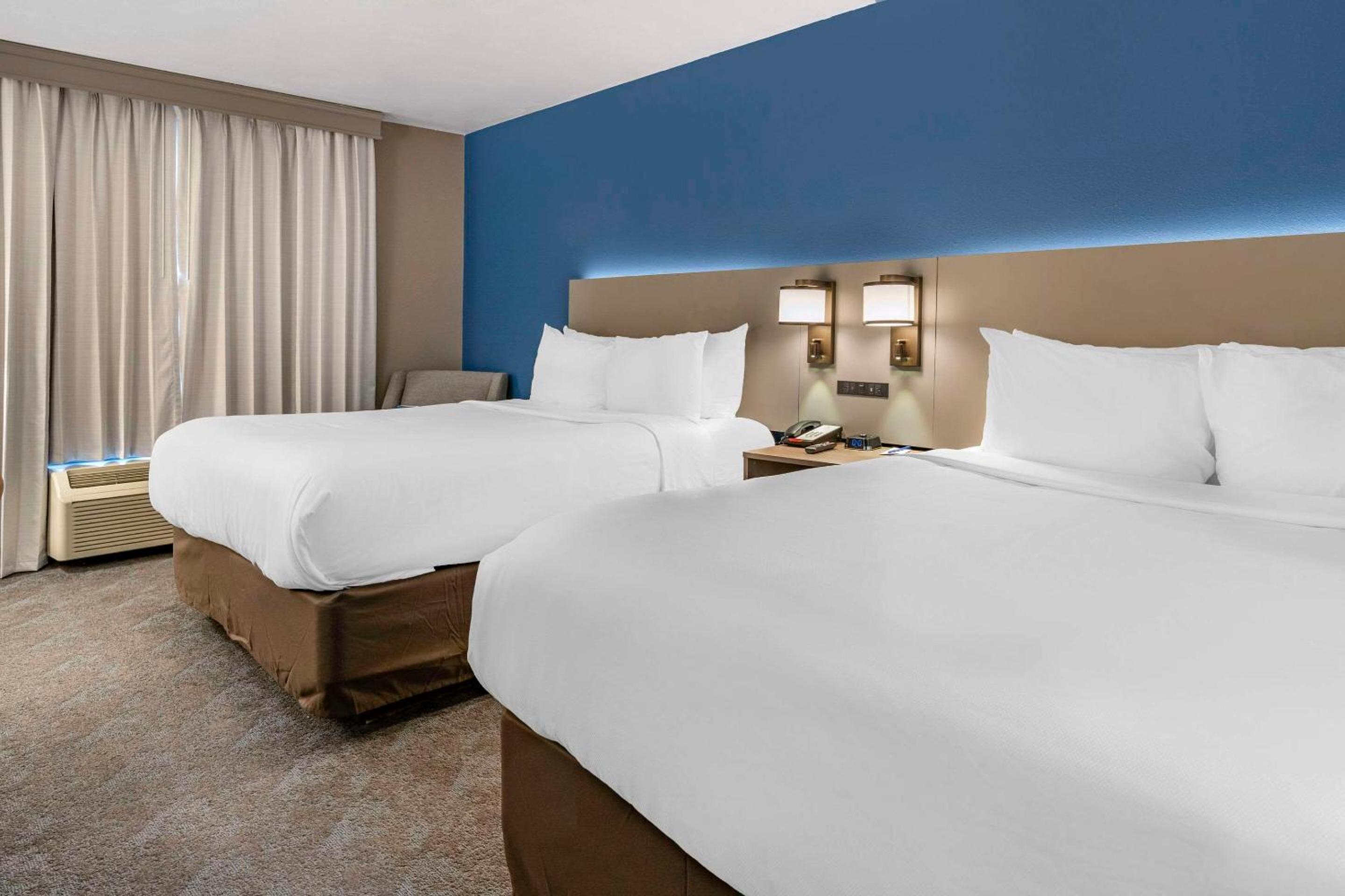 Queen Room with Two Queen Beds - Accessible/No Roll In Shower/Non Smoking photo 2