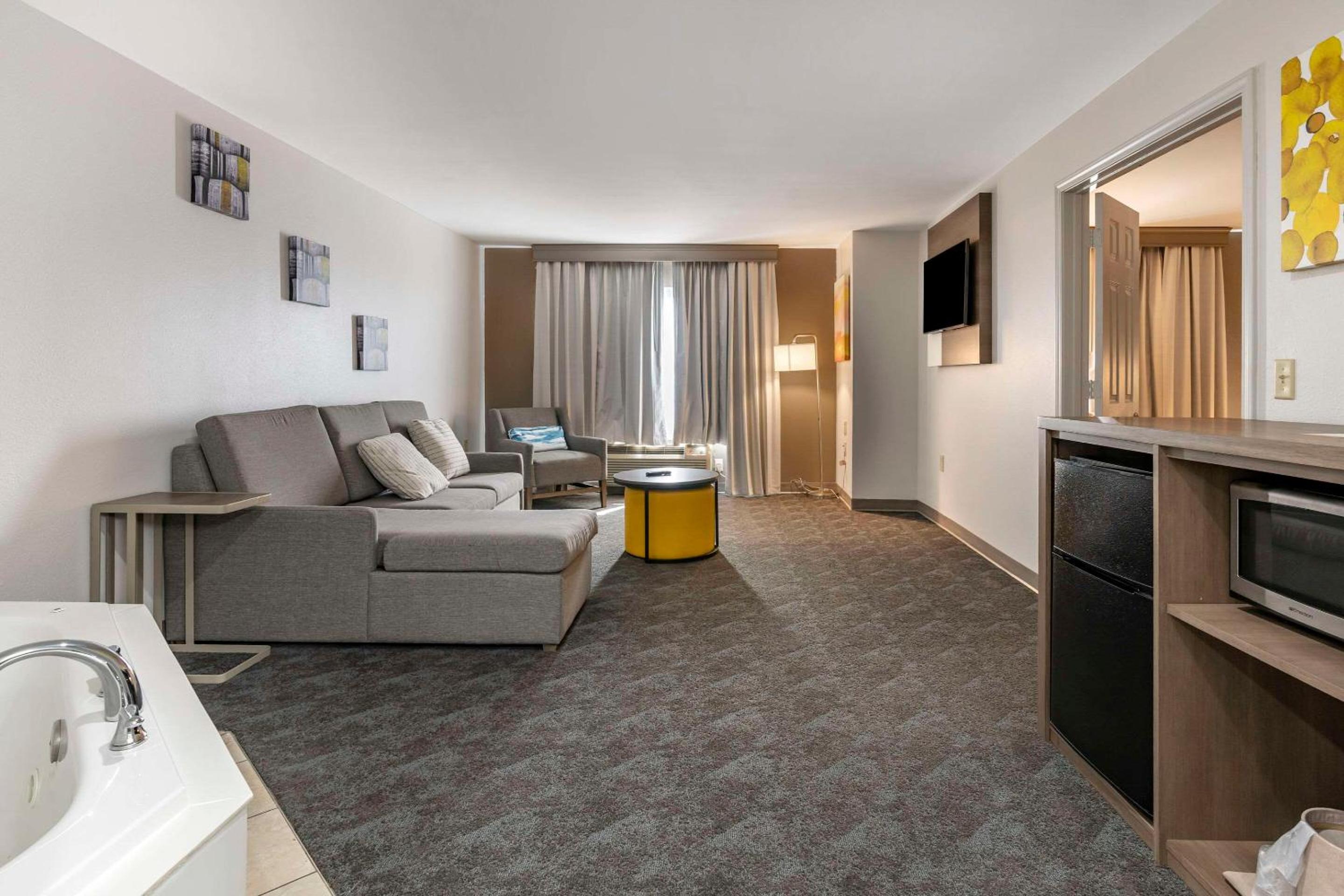 One Room Suite with Whirlpool - Non Smoking photo 3