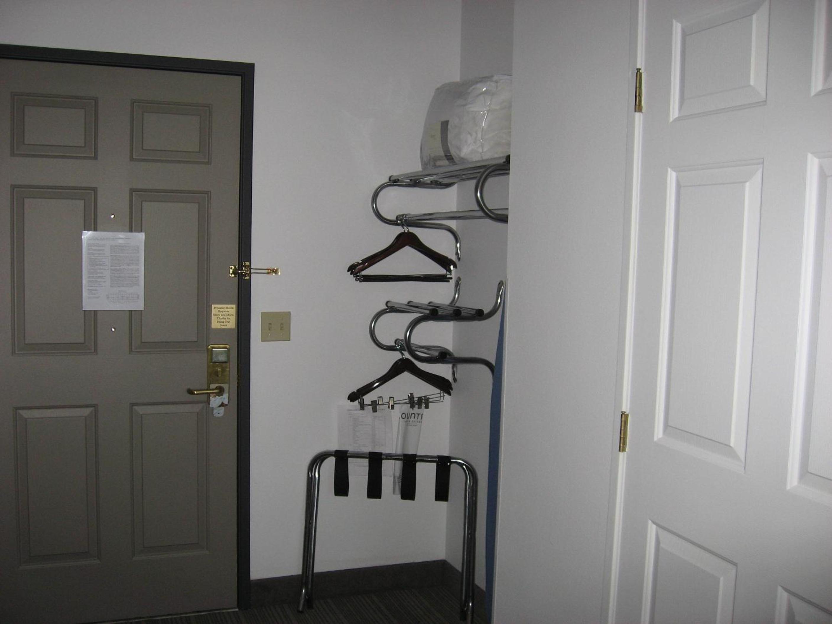 Queen Room with Two Queen Beds - Disability Access - Photo 2
