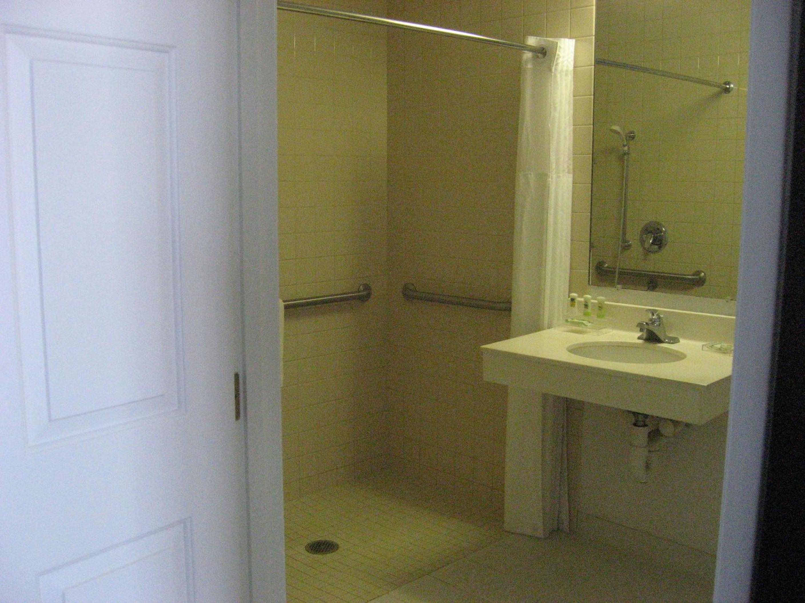 Queen Room with Two Queen Beds - Disability Access - Photo 7