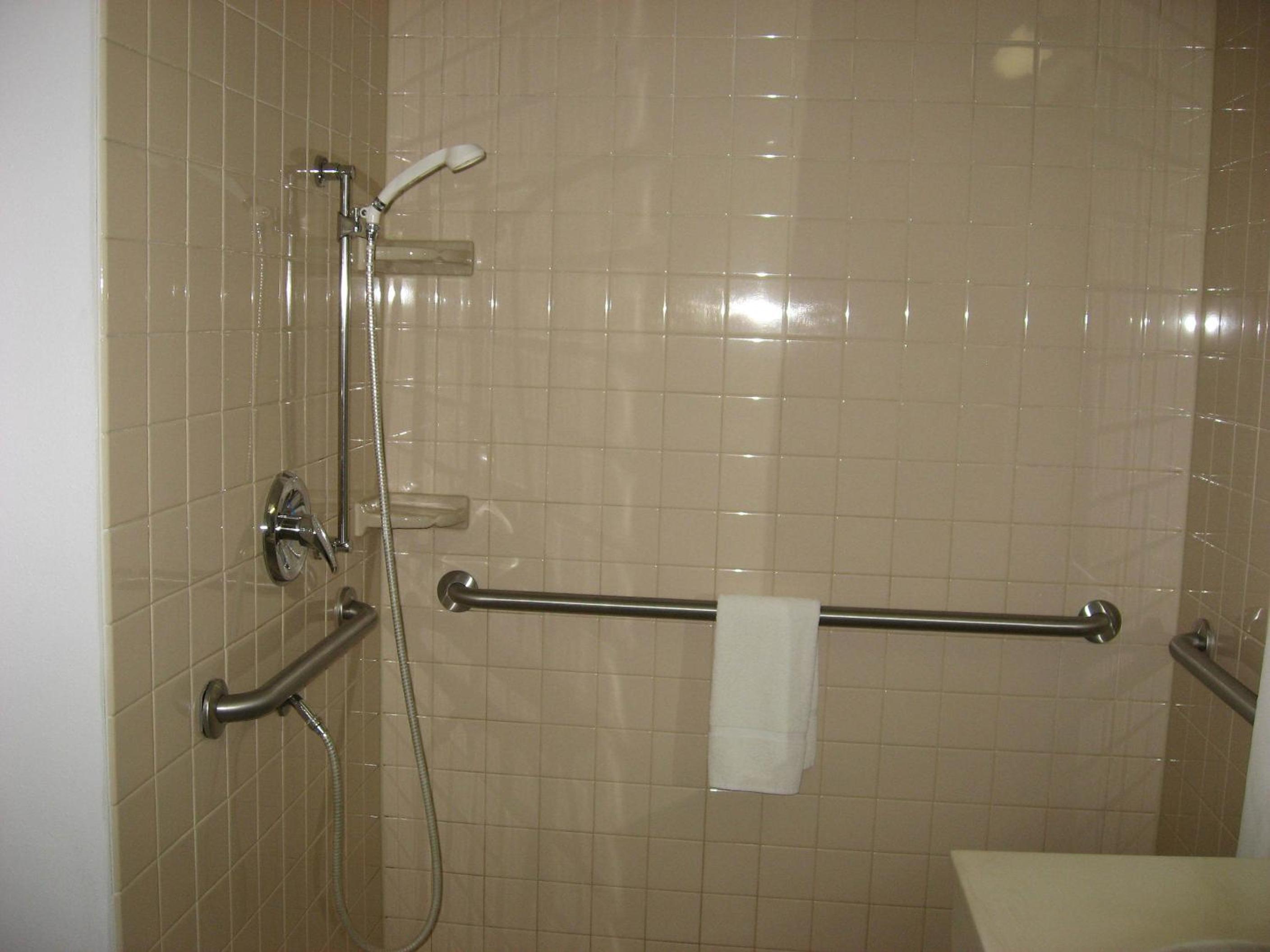 Queen Room with Two Queen Beds - Disability Access - Photo 3