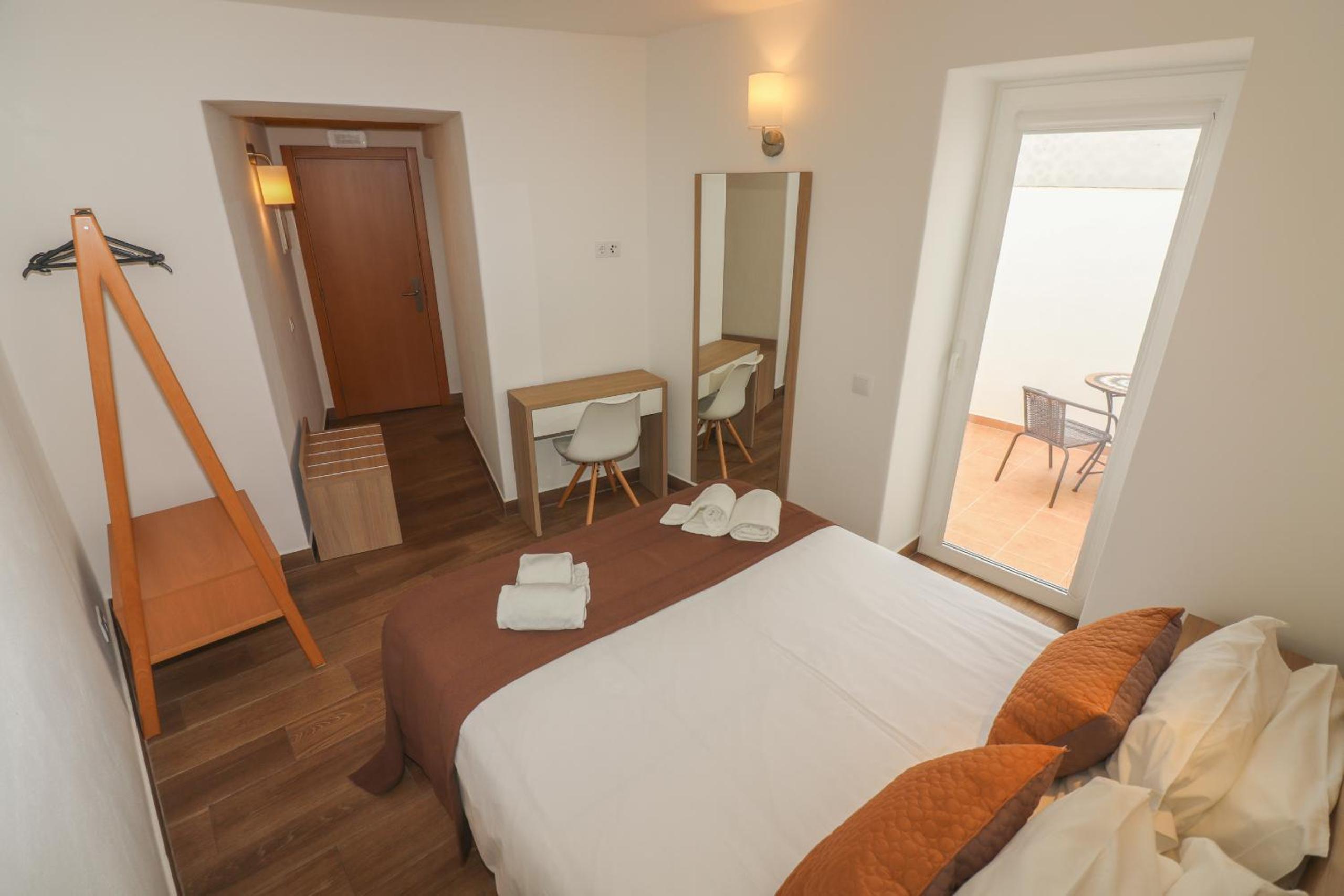 Double Room with Private Bathroom - Photo 4
