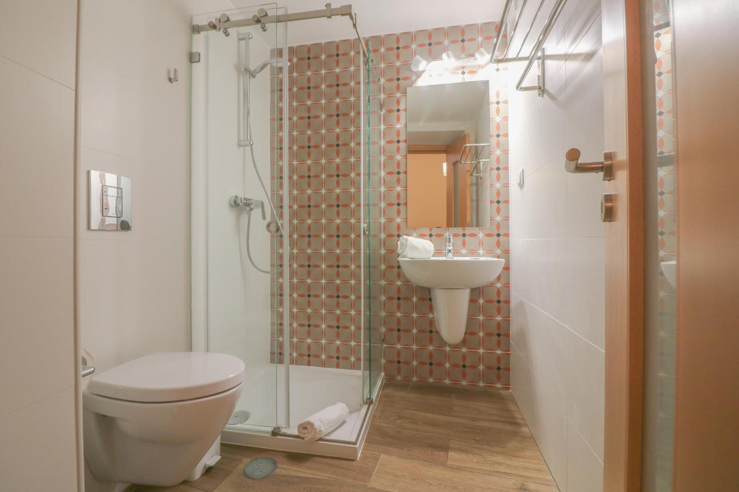 Double Room with Private Bathroom - Photo 9