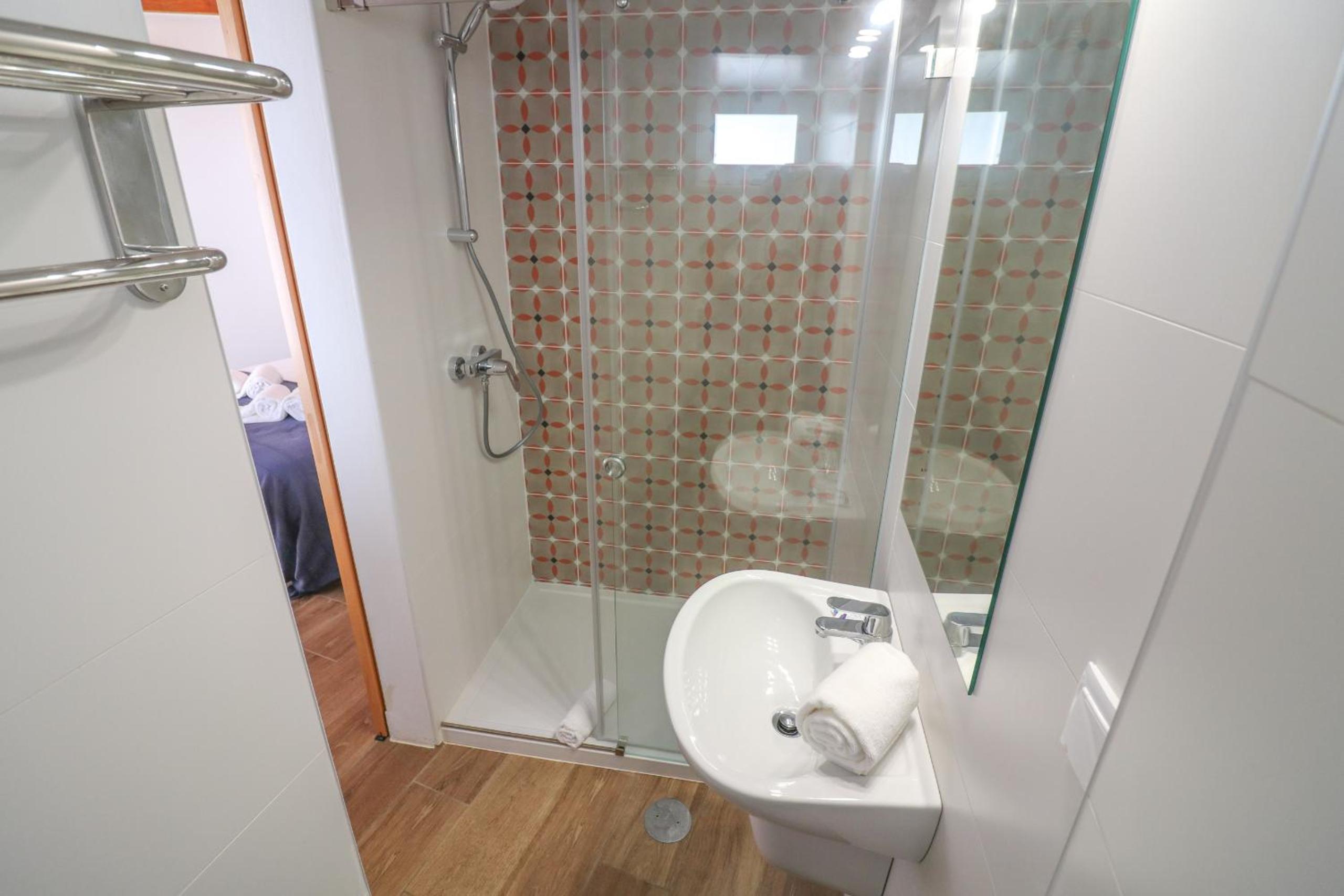 Double Room with Private Bathroom - Photo 7