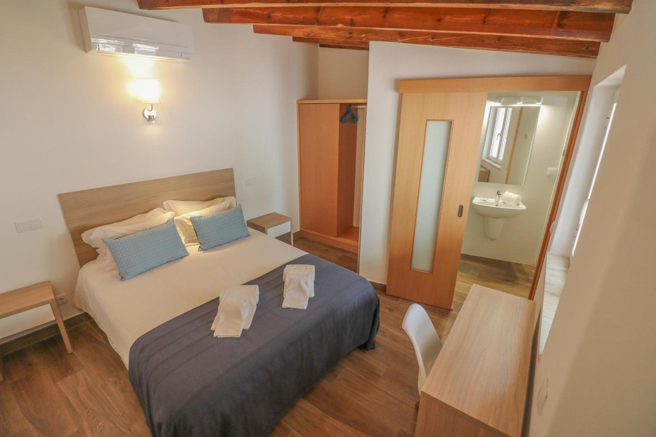 Double Room with Private Bathroom - Photo 6