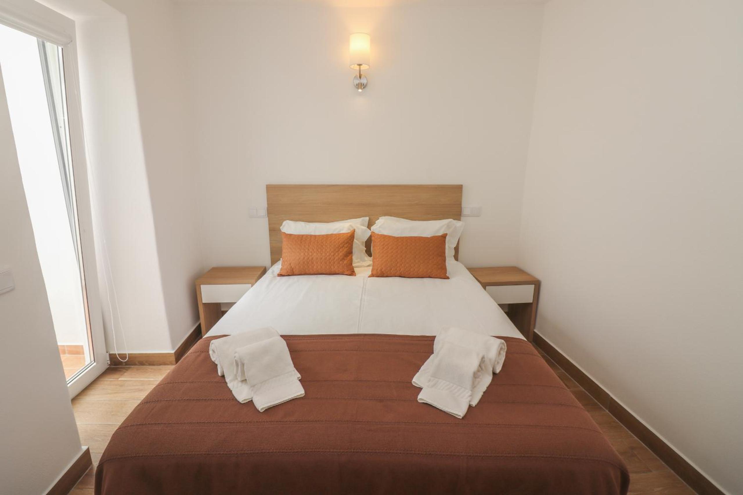 Double Room with Private Bathroom - Photo 10