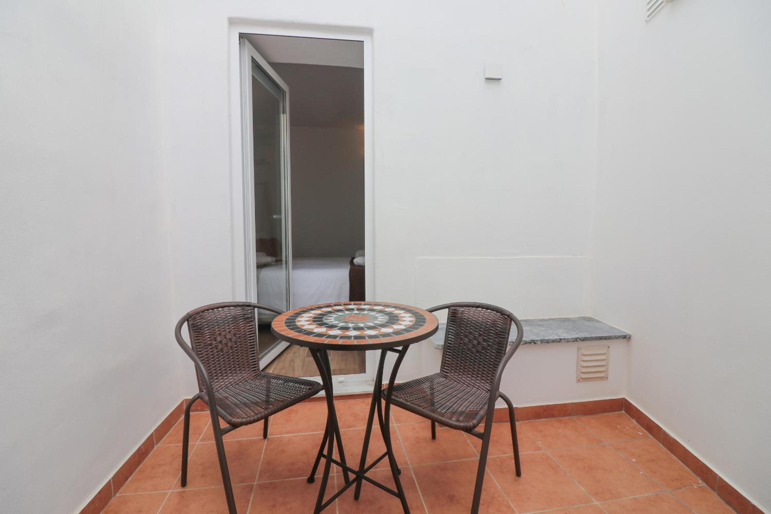 Double Room with Private Bathroom - Photo 11