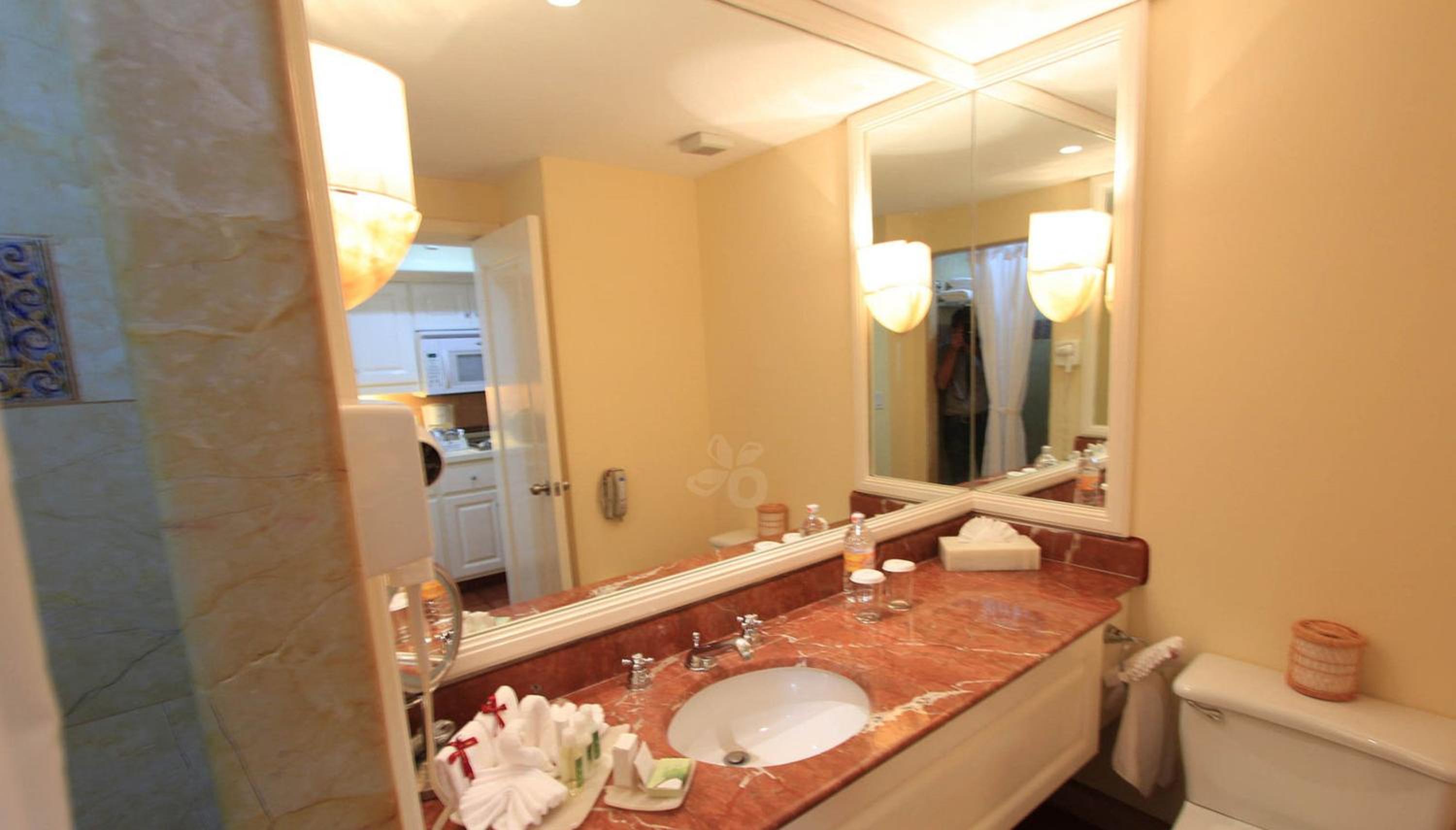 Junior Suite with Balcony - Photo 2