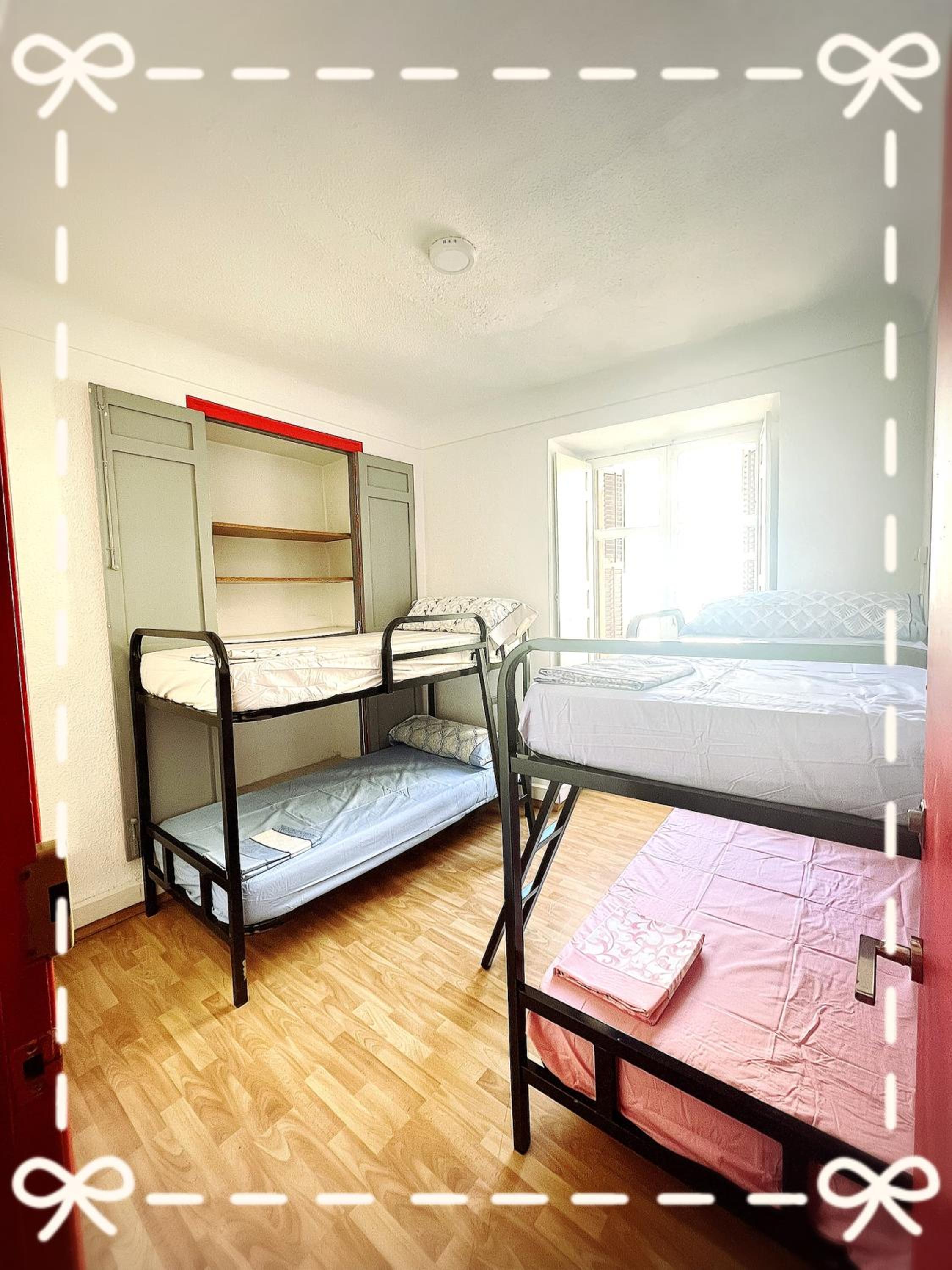 Cama en habitación compartida de 4 camas para mujeres.