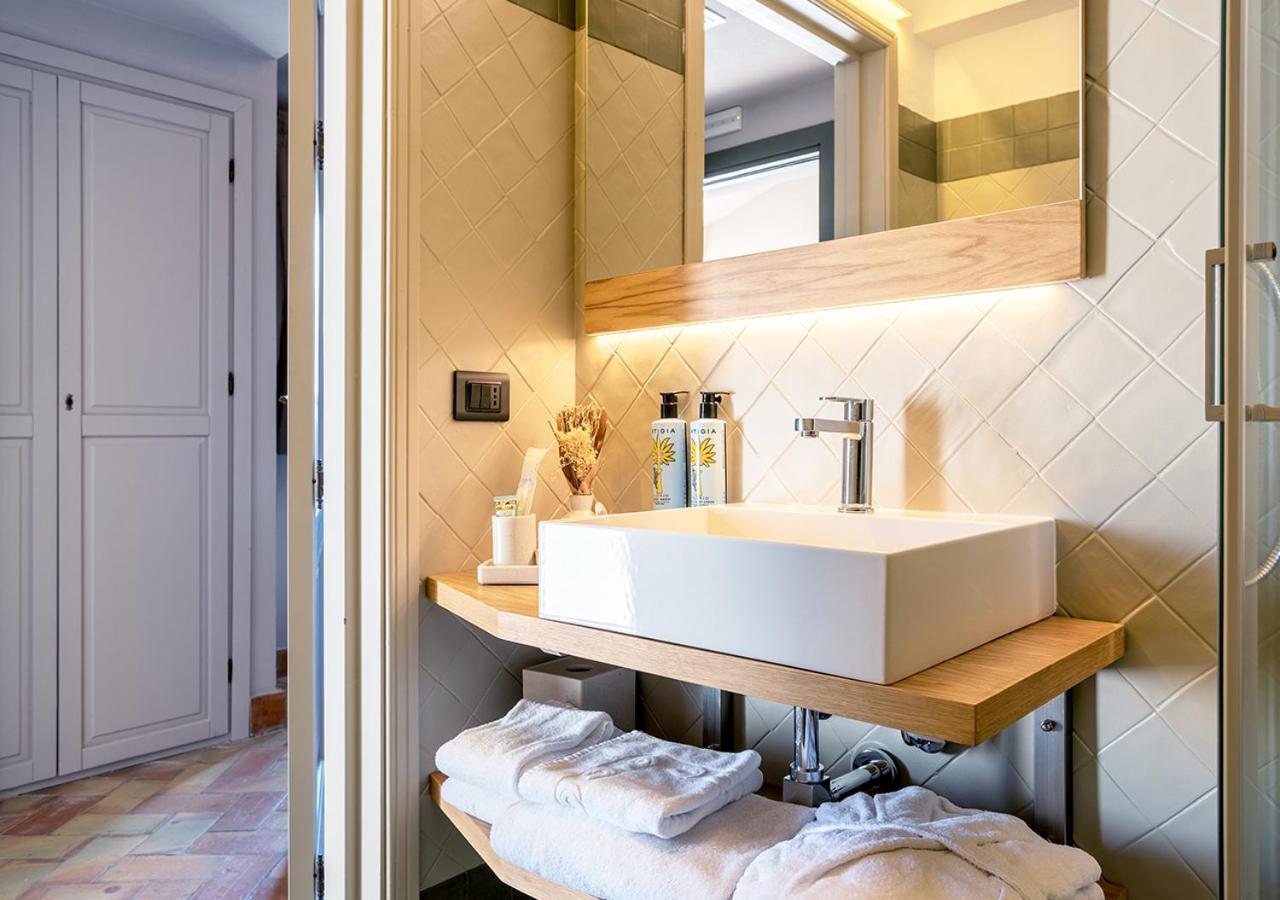 Deluxe Room - Photo 5