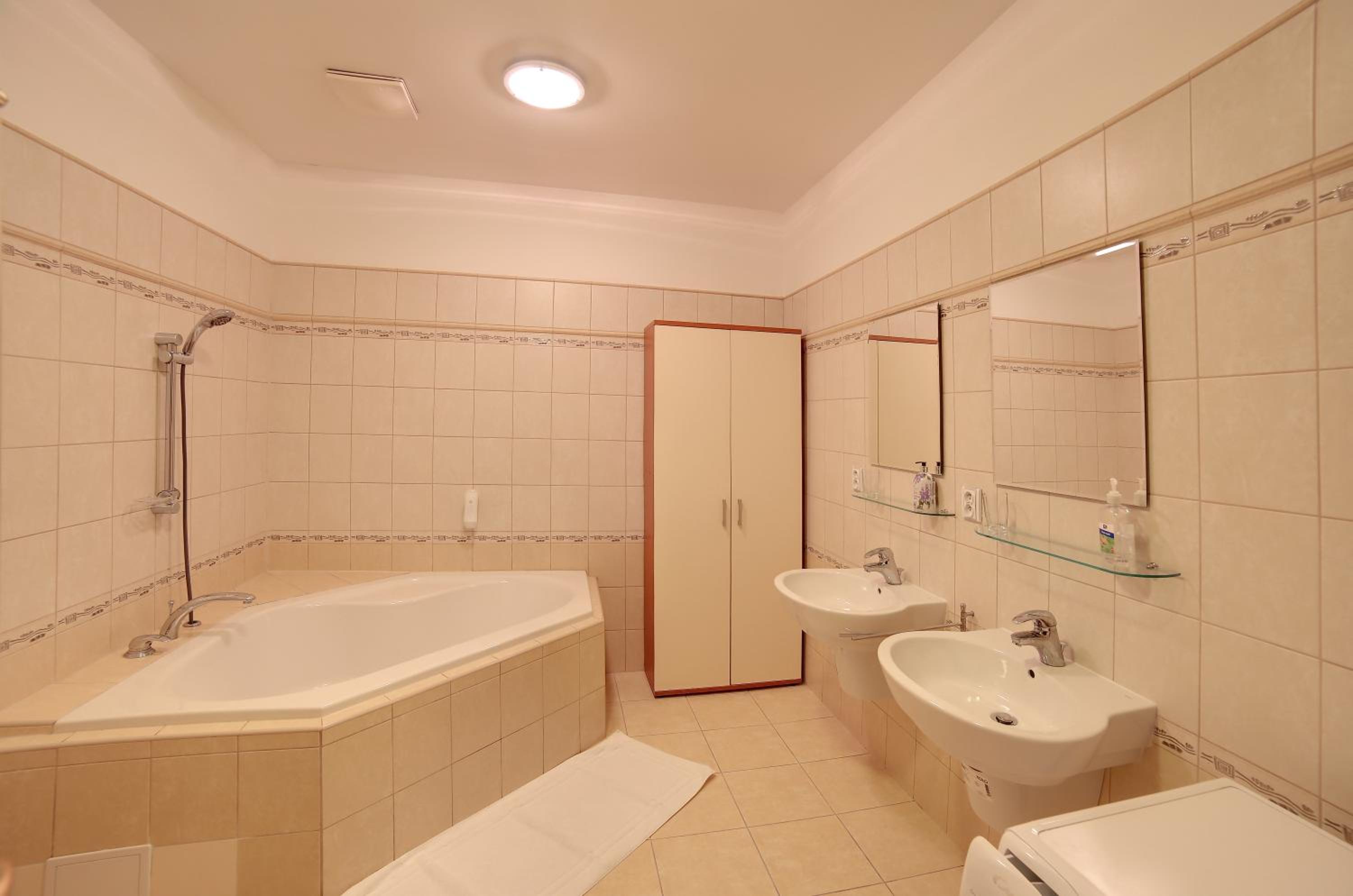 Two-Bedroom Deluxe Apartment with Balcony photo 3