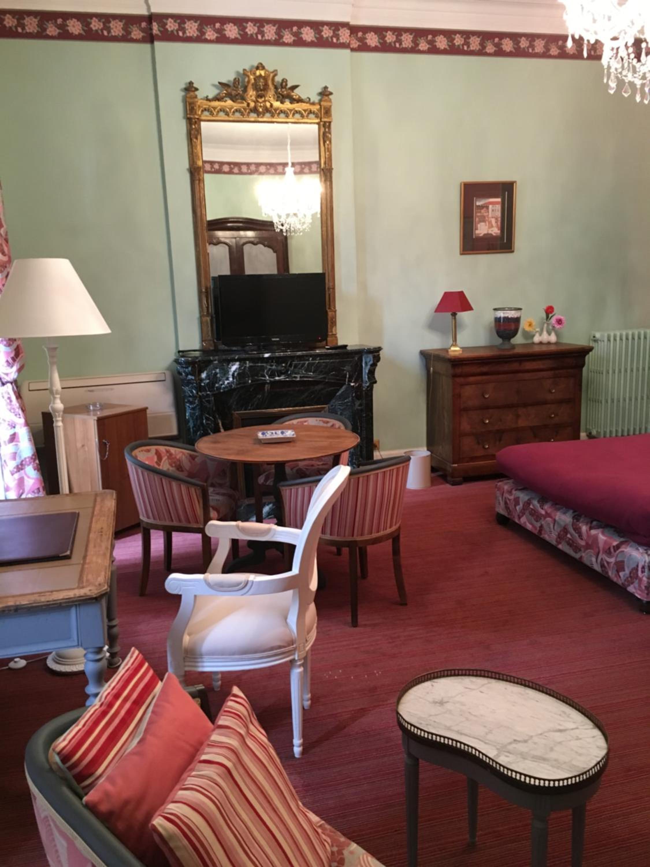 Superior Family Room photo 2