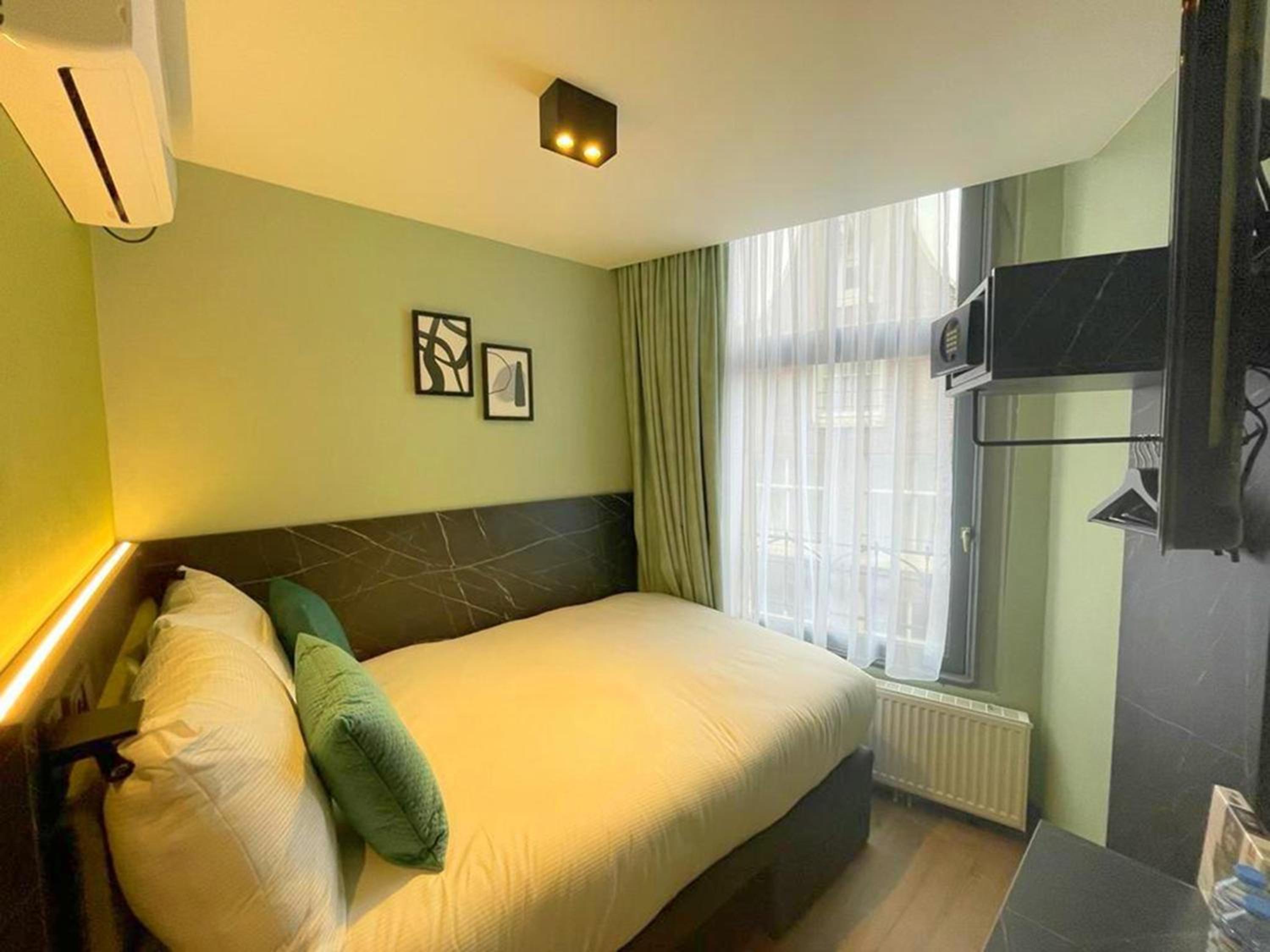 Small Double Room with Private Bathroom photo 2