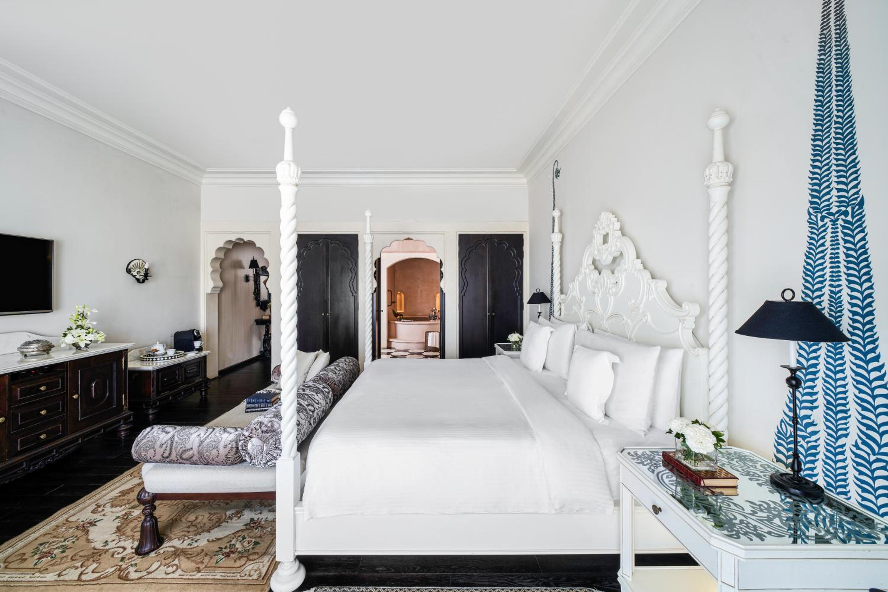 Fairmont King Room (Non Smoking): 2complimentary craft beers or signature cocktail at Anjum per room per stay, Happy Hours (Buy 1 Get 1) at Anjum Bar on Select beverages,20% off on Food & Soft Beverage and Laundry, Set dinner for couple at Zarin@INR 5000+ - Photo 1