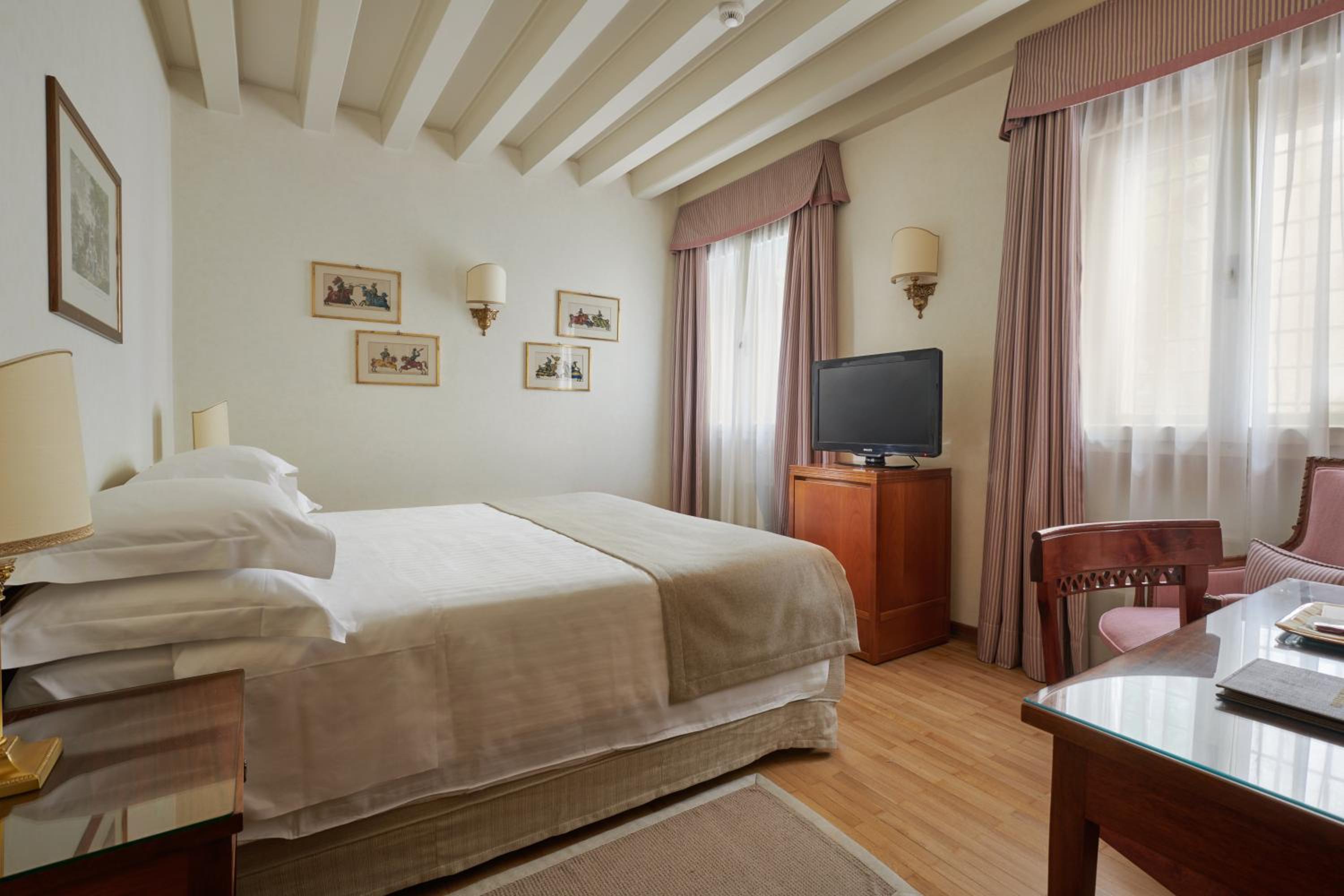 Classic Double Room thumbnail 5
