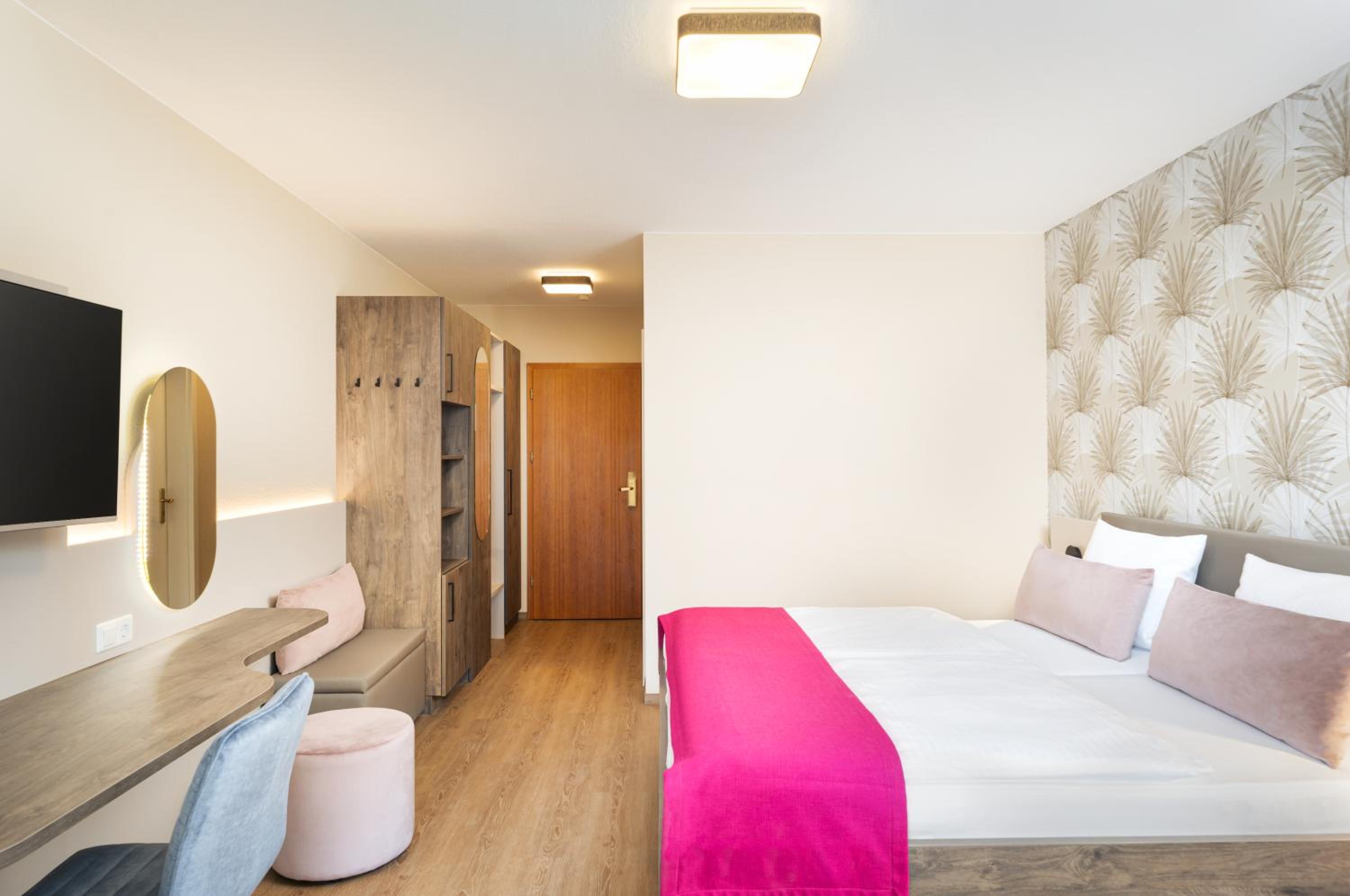 Double Room with Balcony - Photo 3