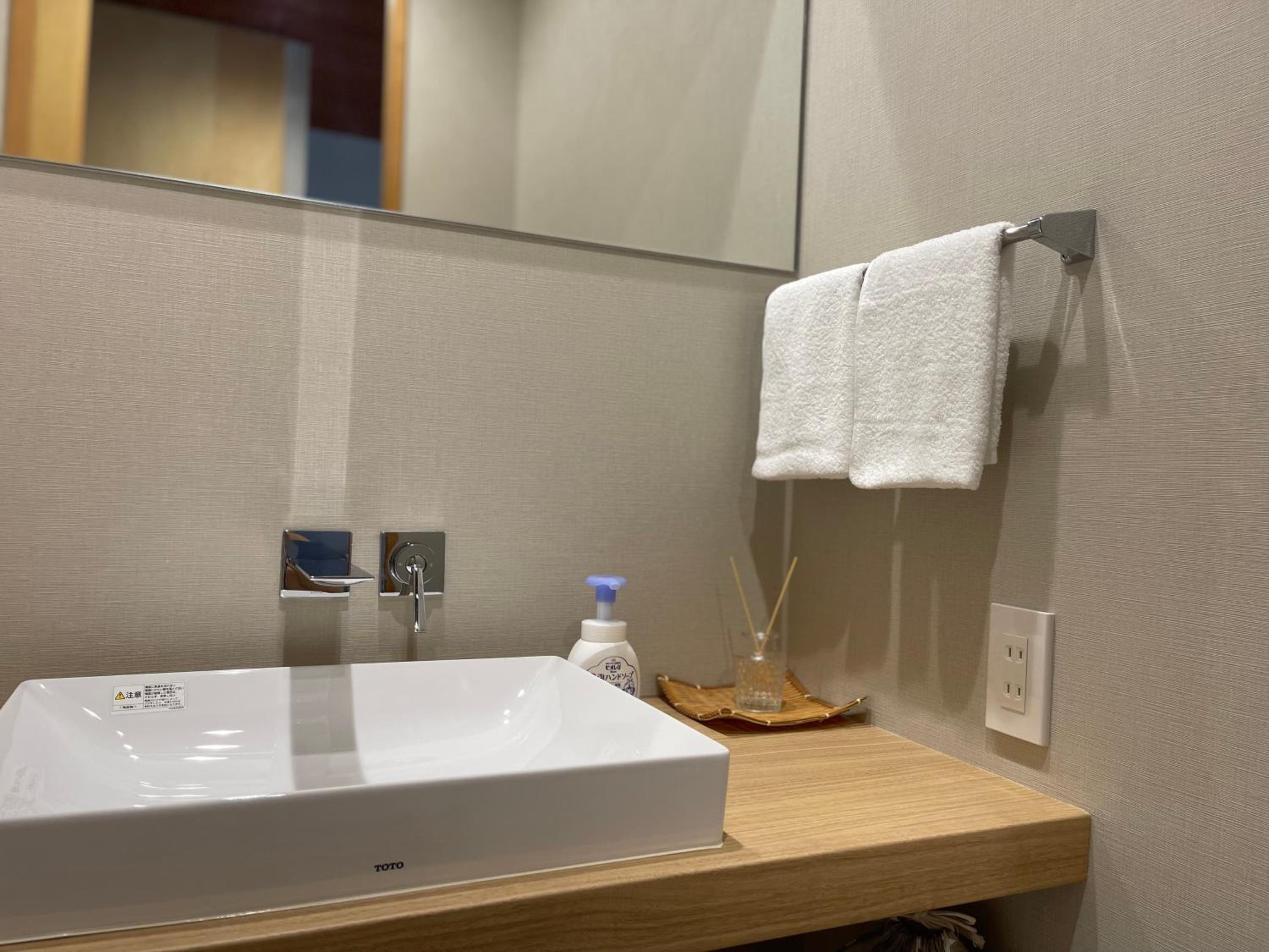 Deluxe Double Room with Bath - Photo 4
