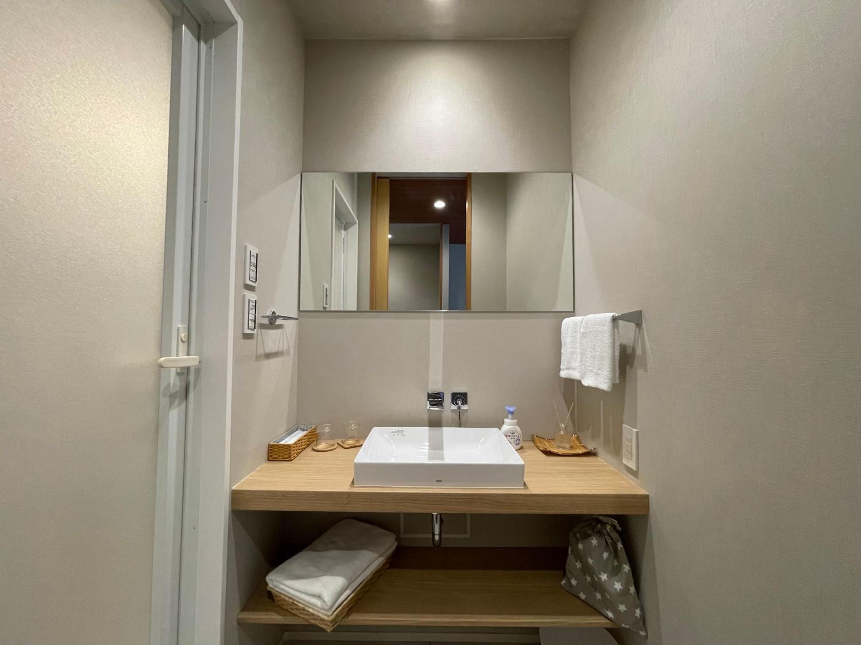 Deluxe Double Room with Bath - Photo 3