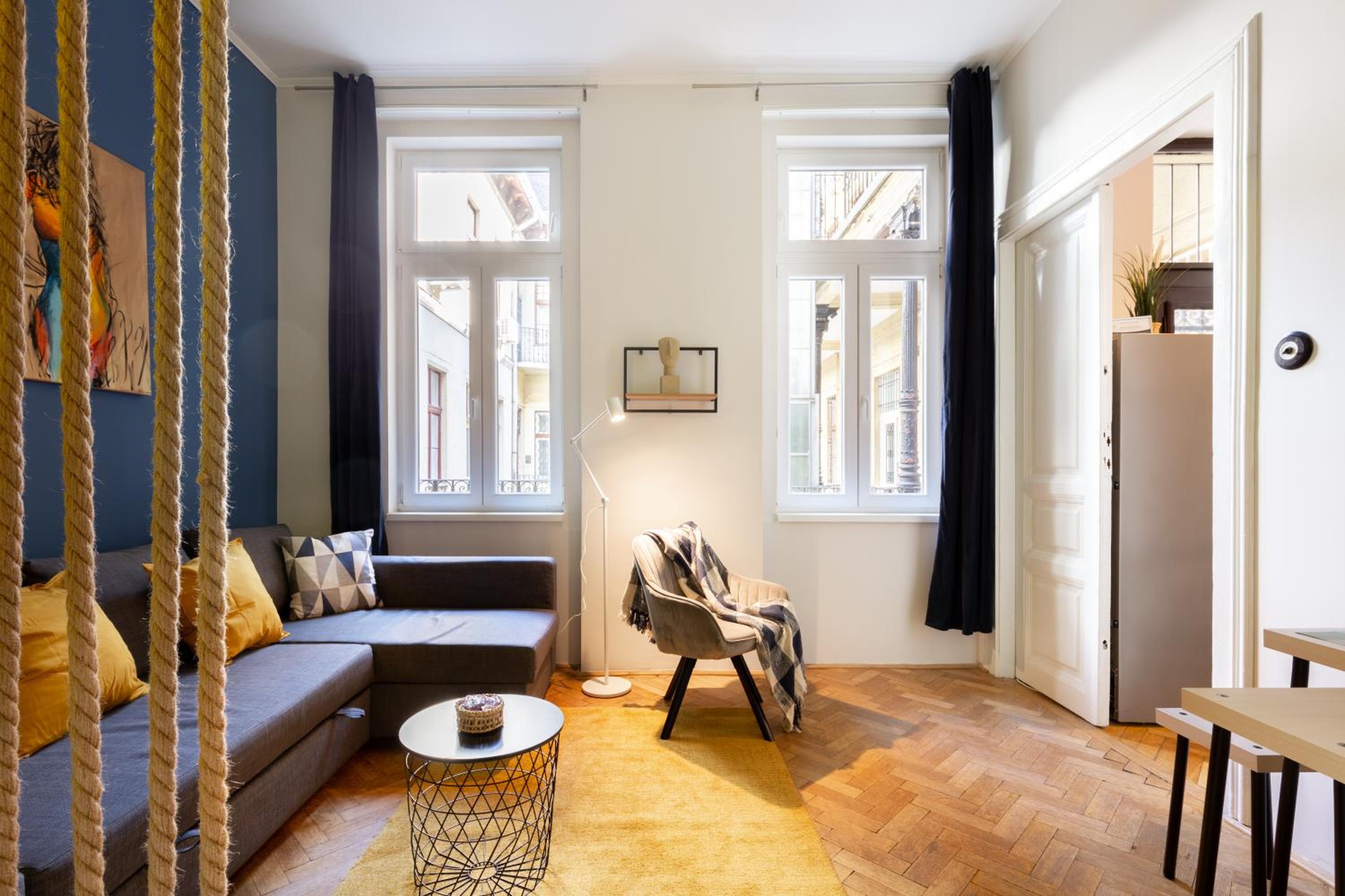 One-Bedroom Apartment - Photo 2