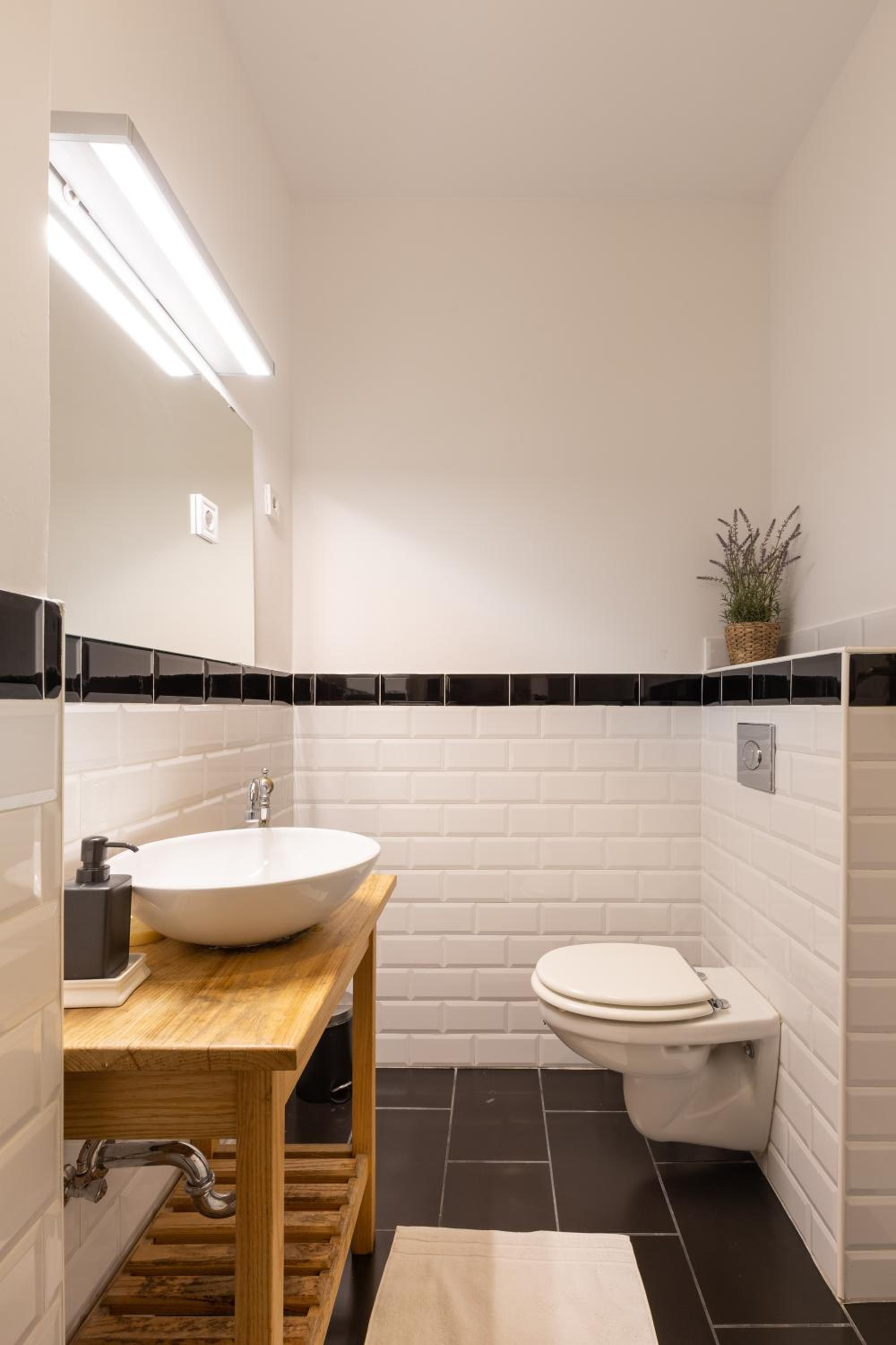One-Bedroom Apartment - Photo 3