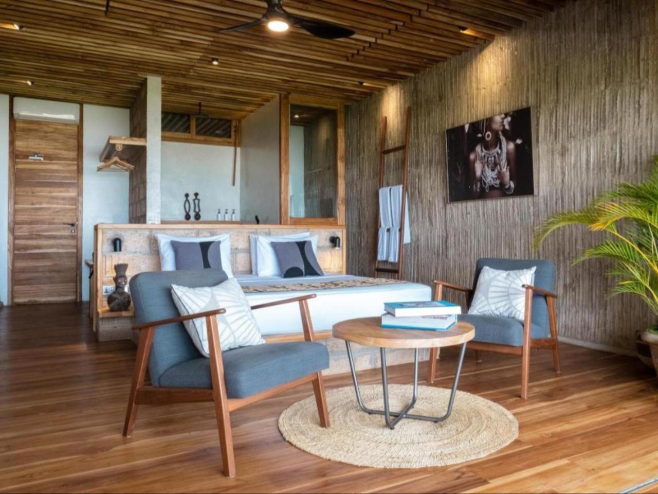Deluxe Suite with Sea View - Photo 18