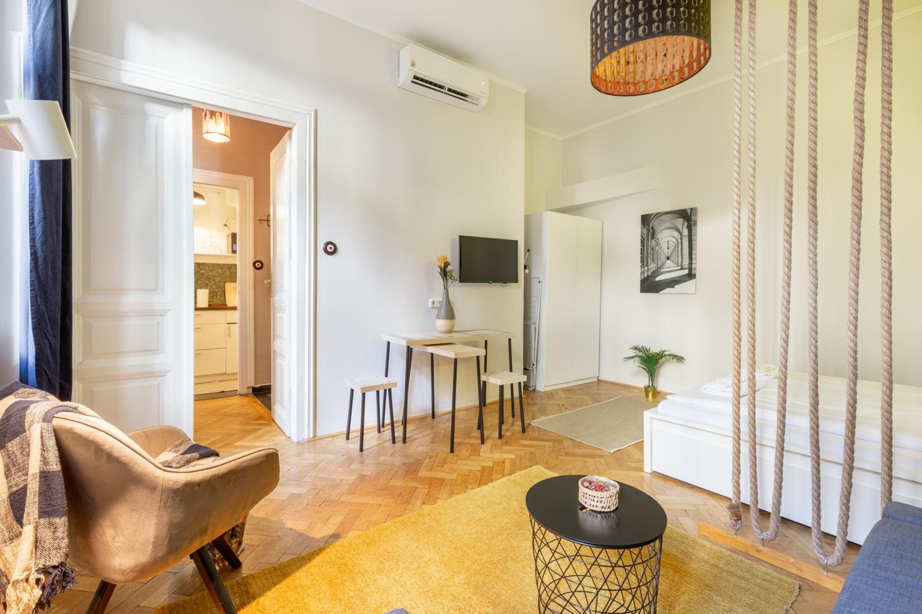 One-Bedroom Apartment - Photo 6