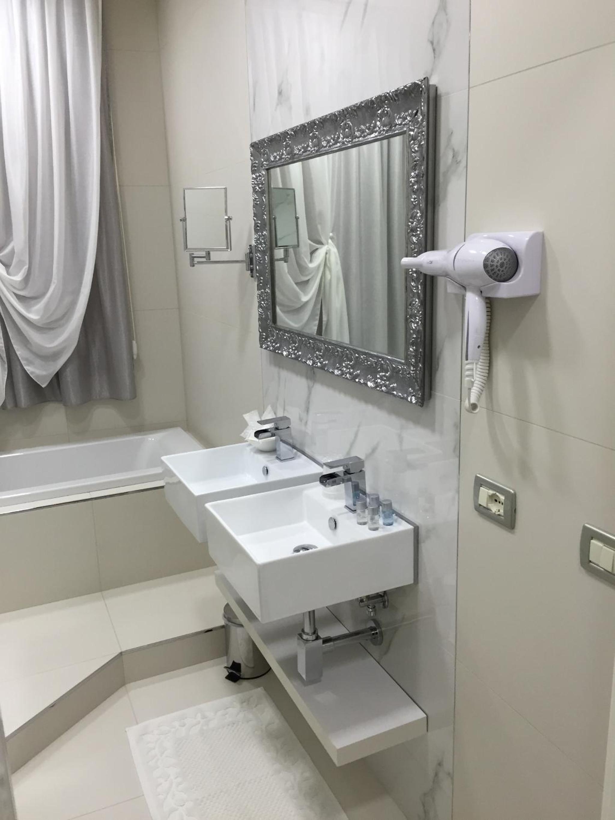 Deluxe Double Room - Photo 12