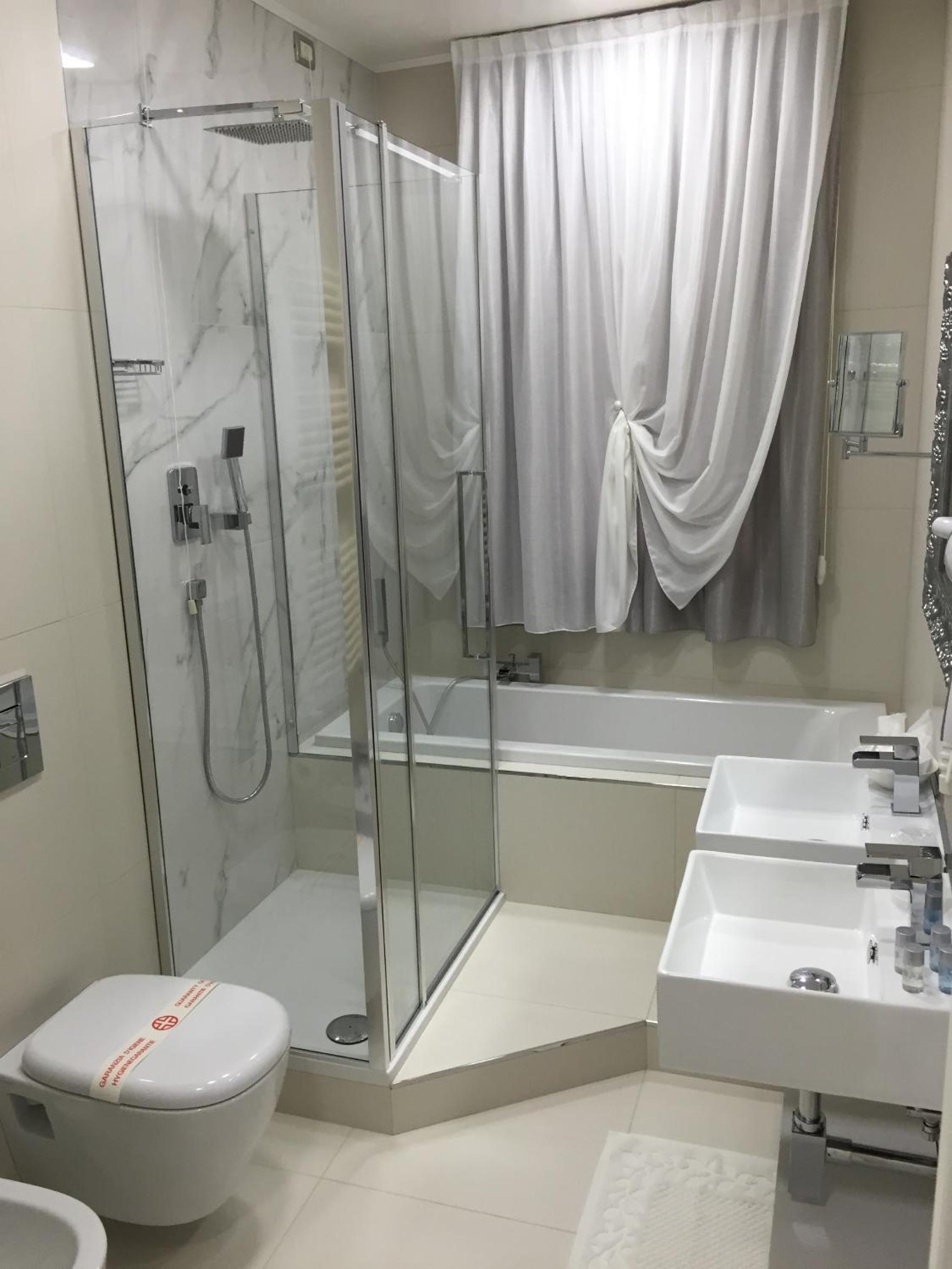 Deluxe Double Room - Photo 11