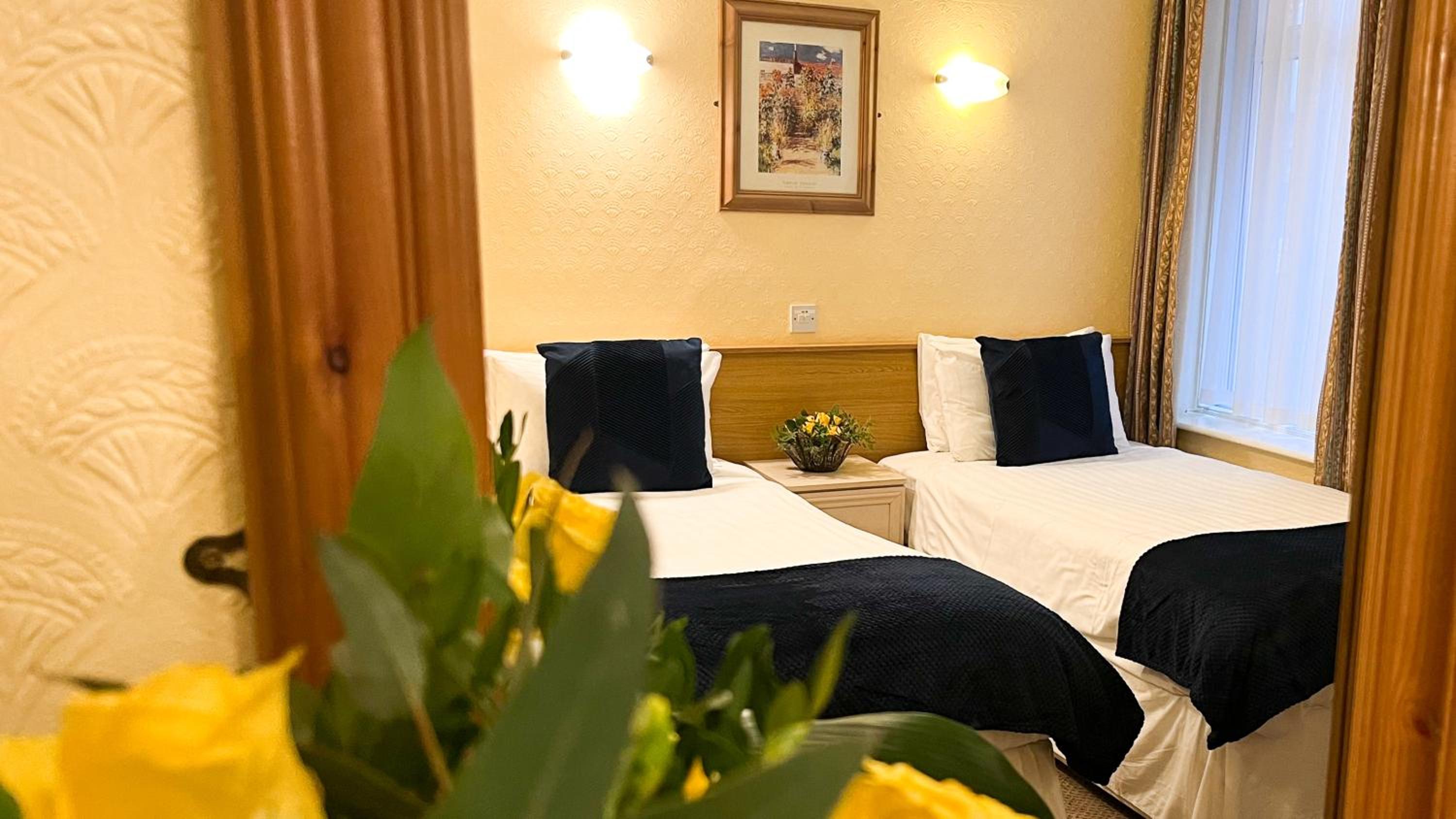 Twin Room - Photo 1