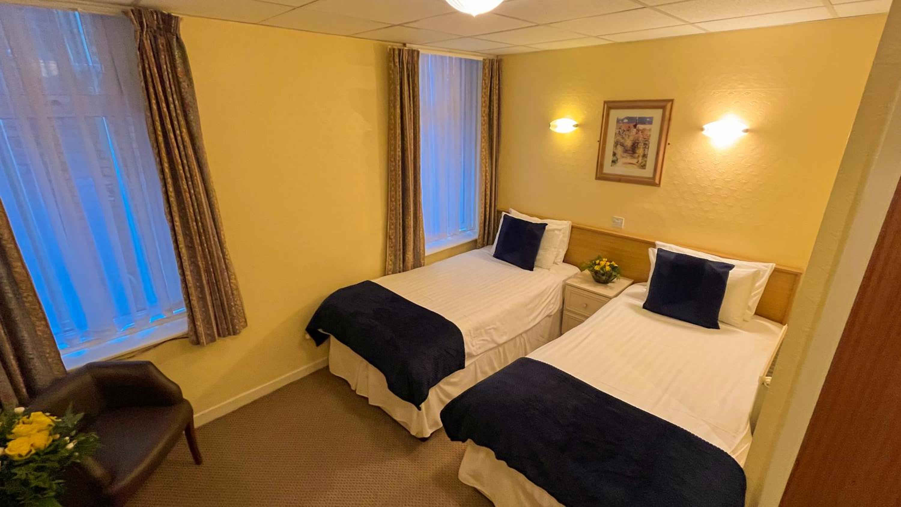 Twin Room - Photo 3