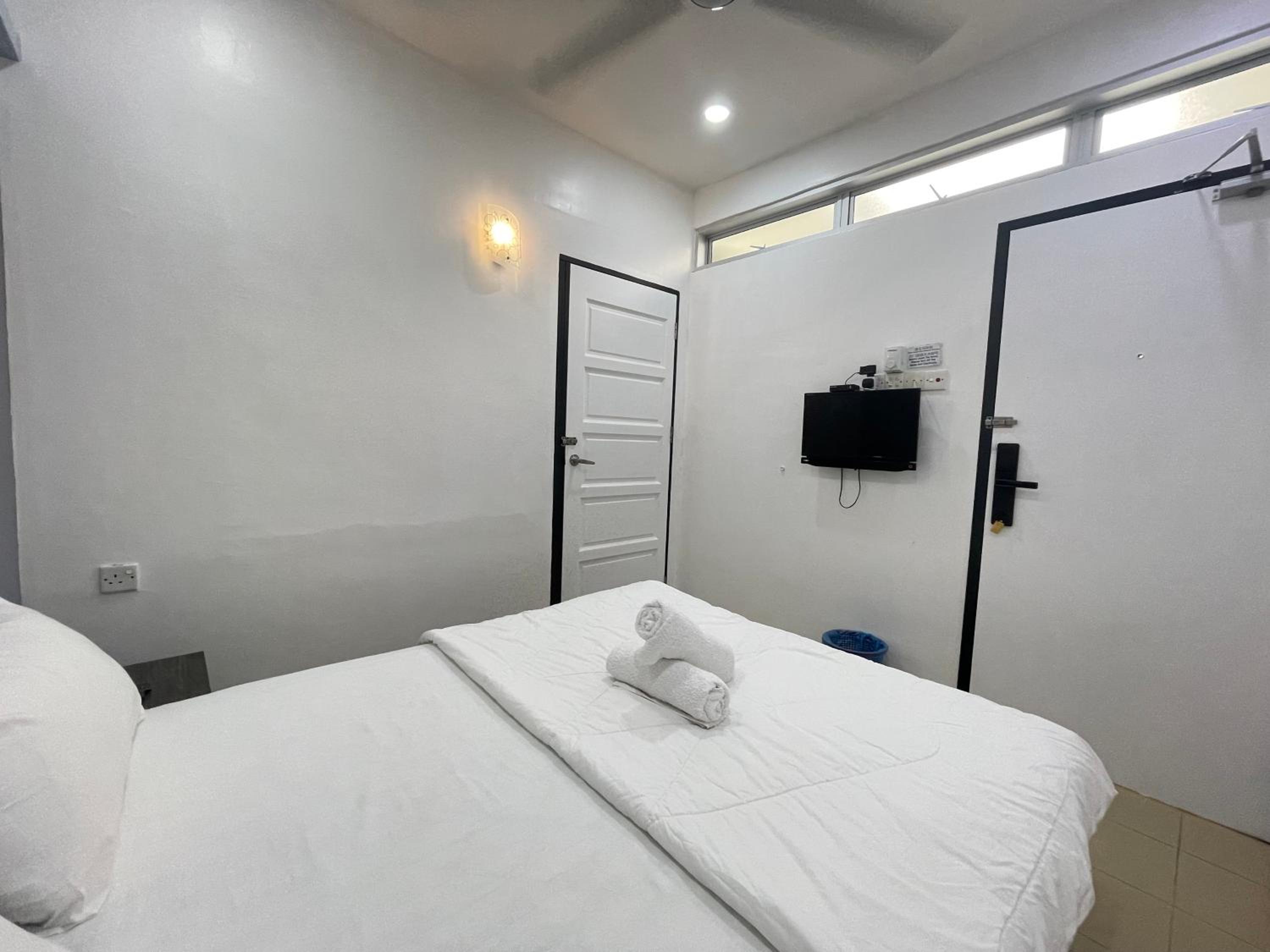 Quadruple Room with Private Bathroom photo 3