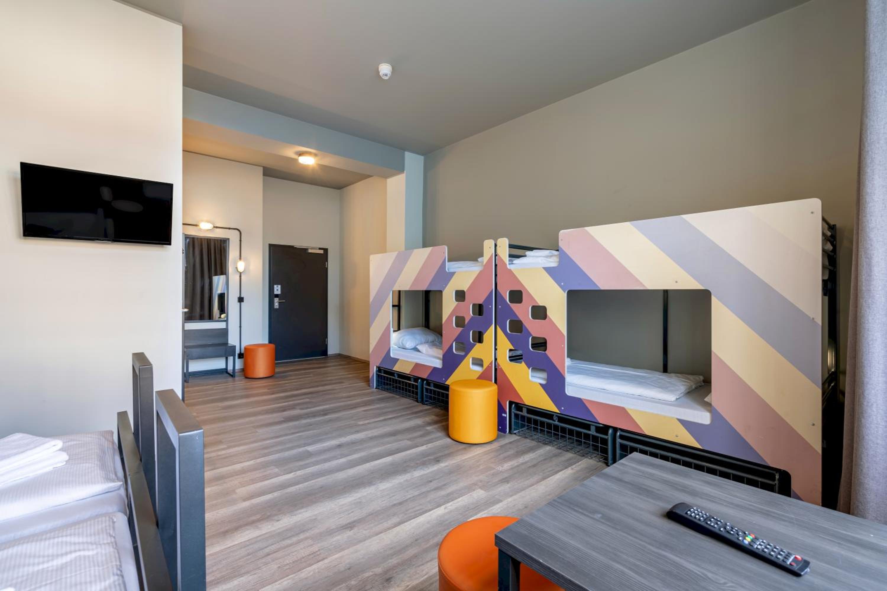 Six-Bed Room - Photo 5
