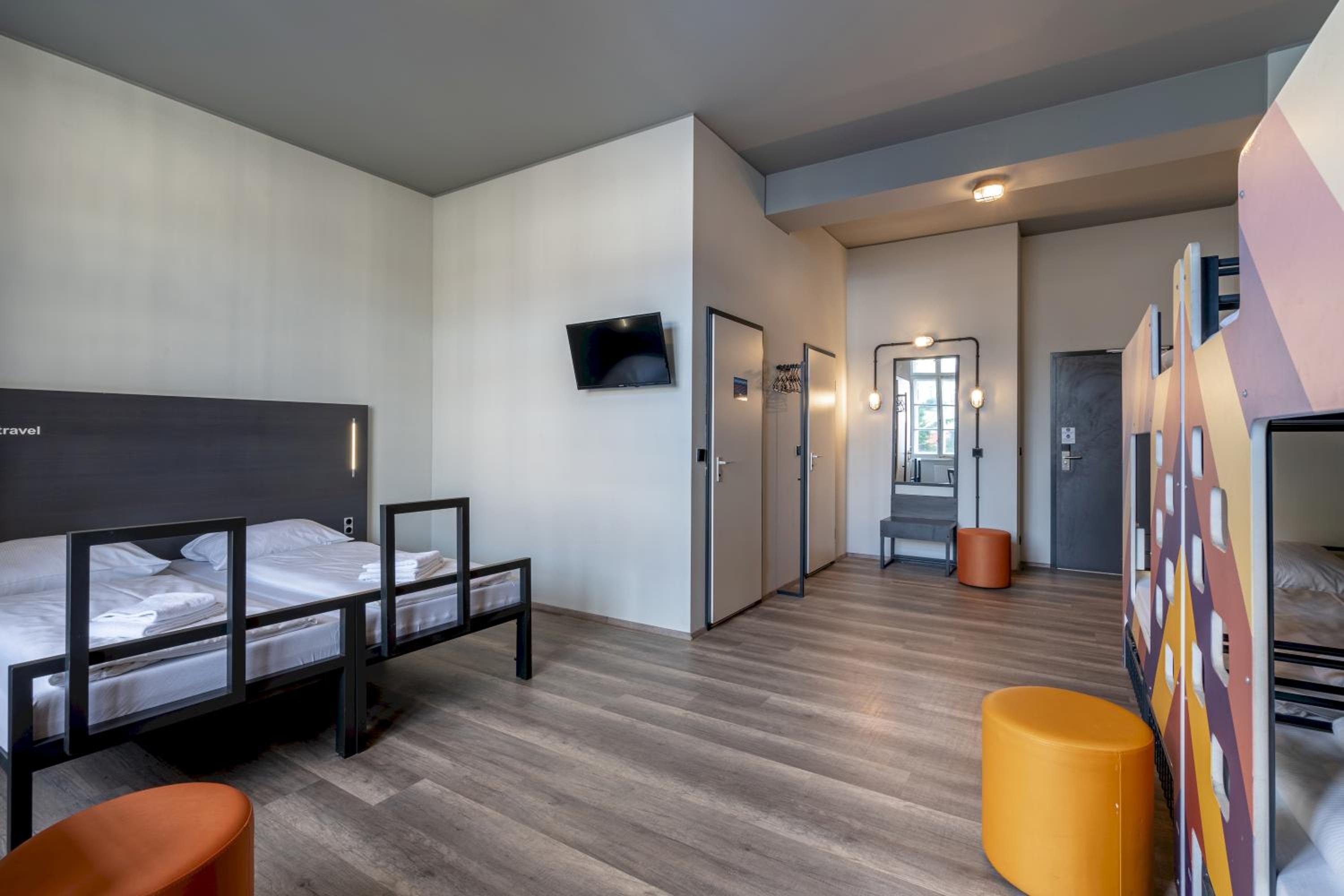 Six-Bed Room - Photo 4