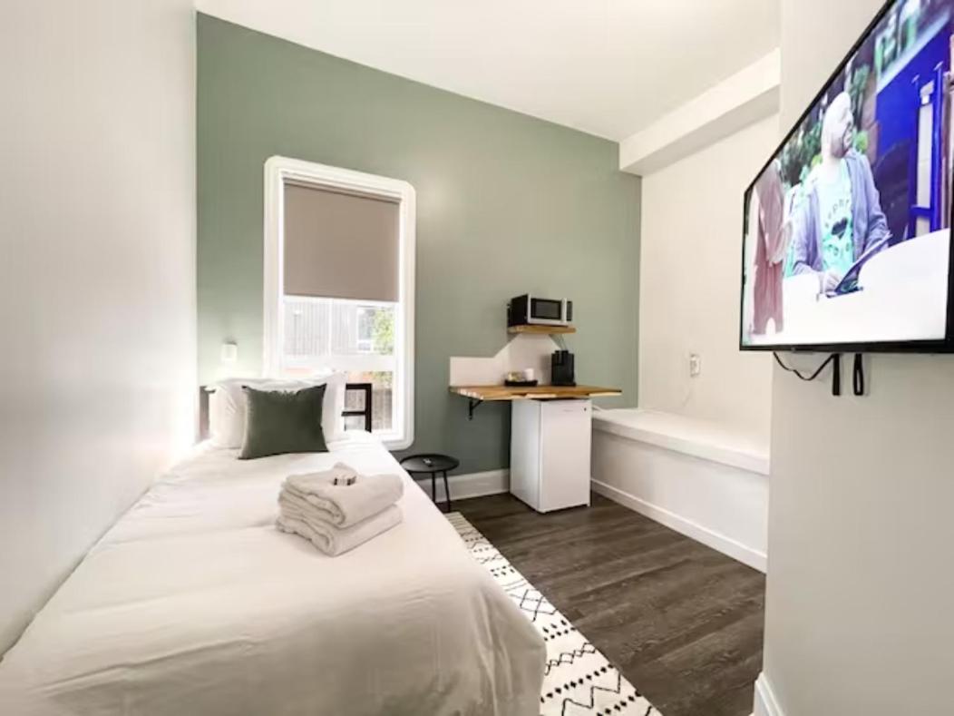 Single Room with Bathroom photo 1