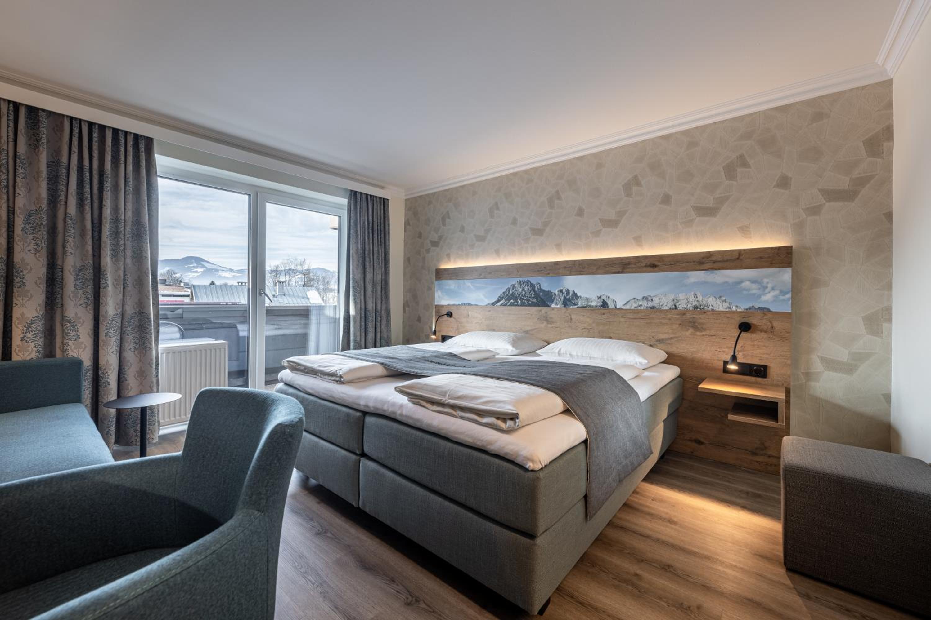 Double Room with Balcony - Photo 3