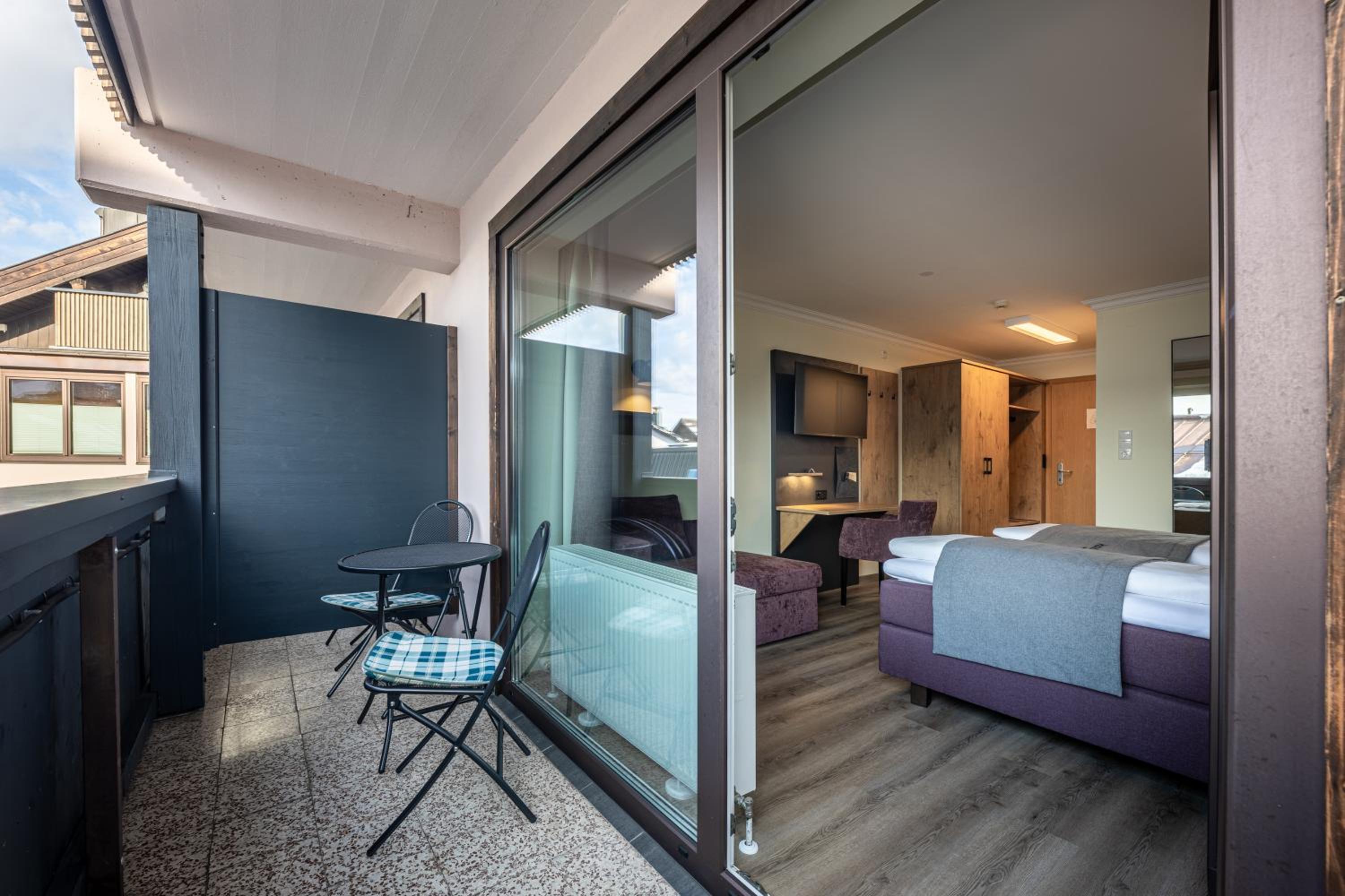Double Room with Balcony - Photo 9