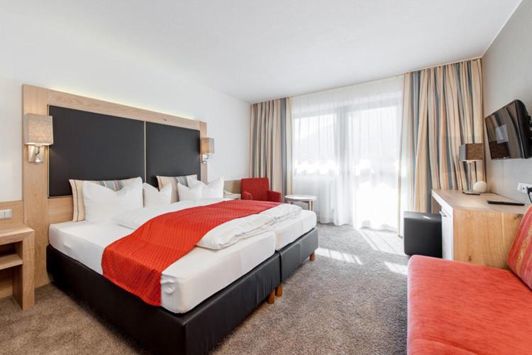 Double Room with Balcony A thumbnail 5