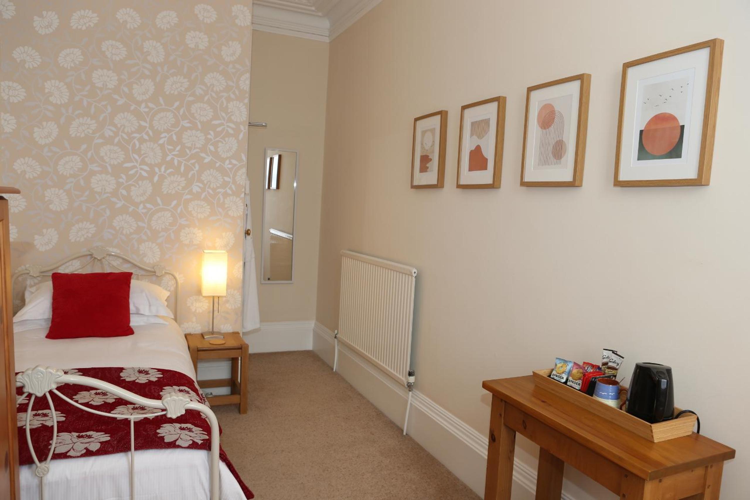 Single Room with Private Bathroom photo 3