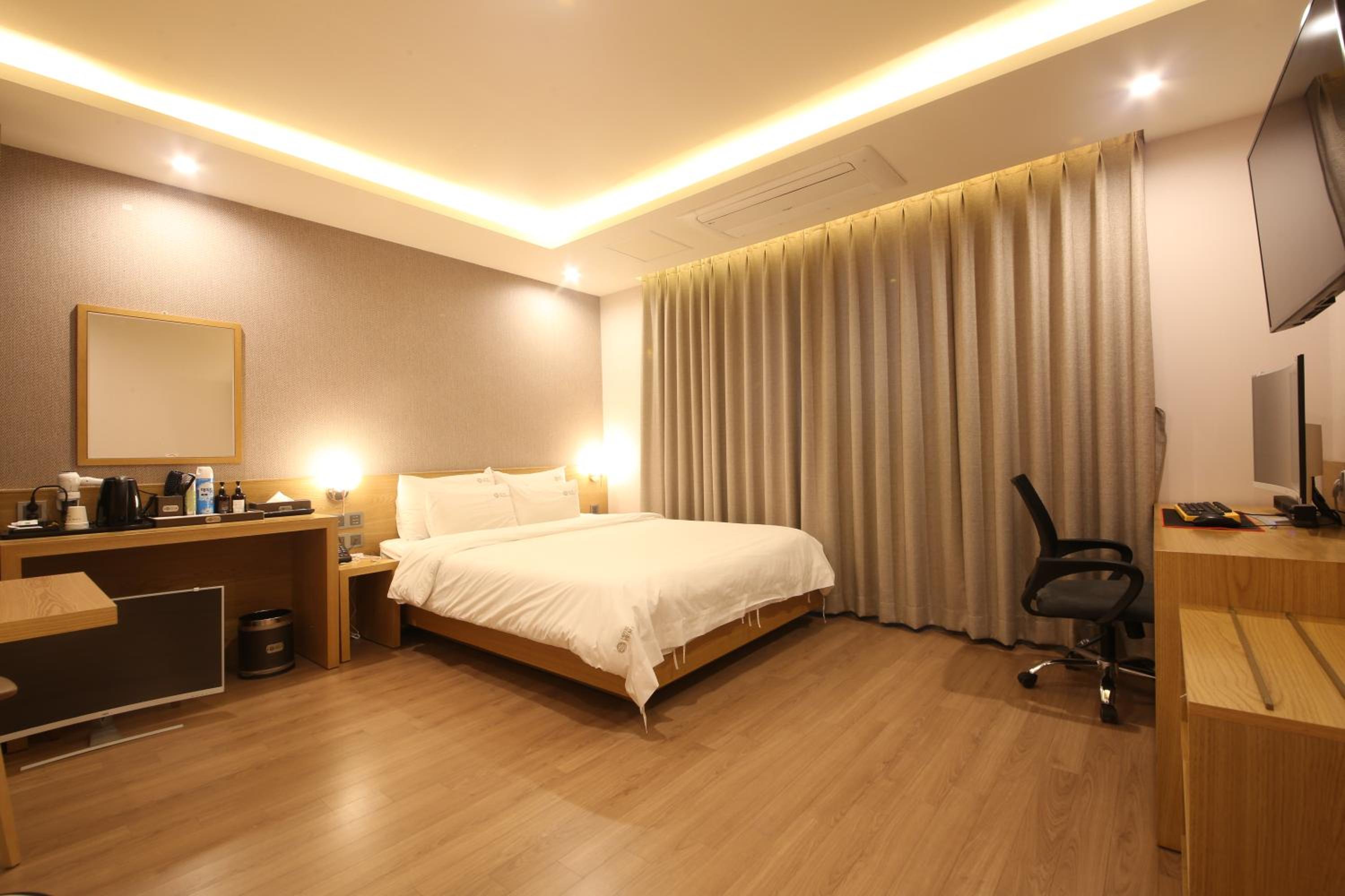 Standard Double Room - Photo 9