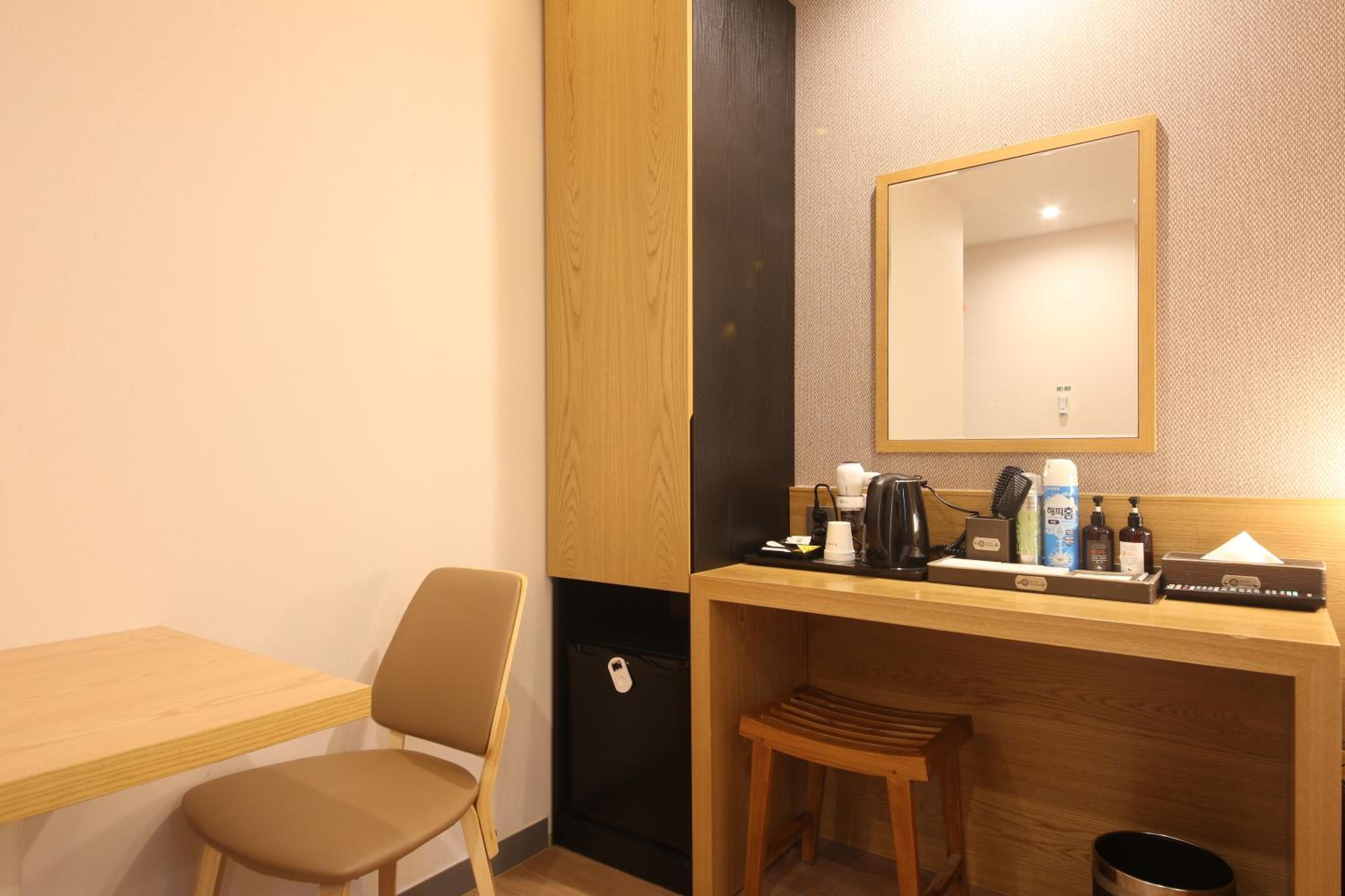 Standard Double Room - Photo 11