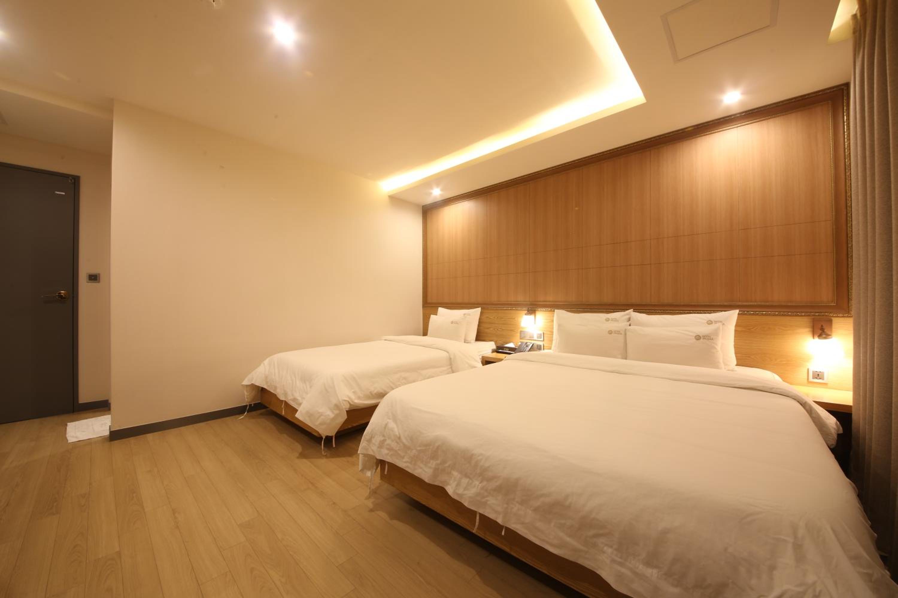 Deluxe Twin Room - Photo 12
