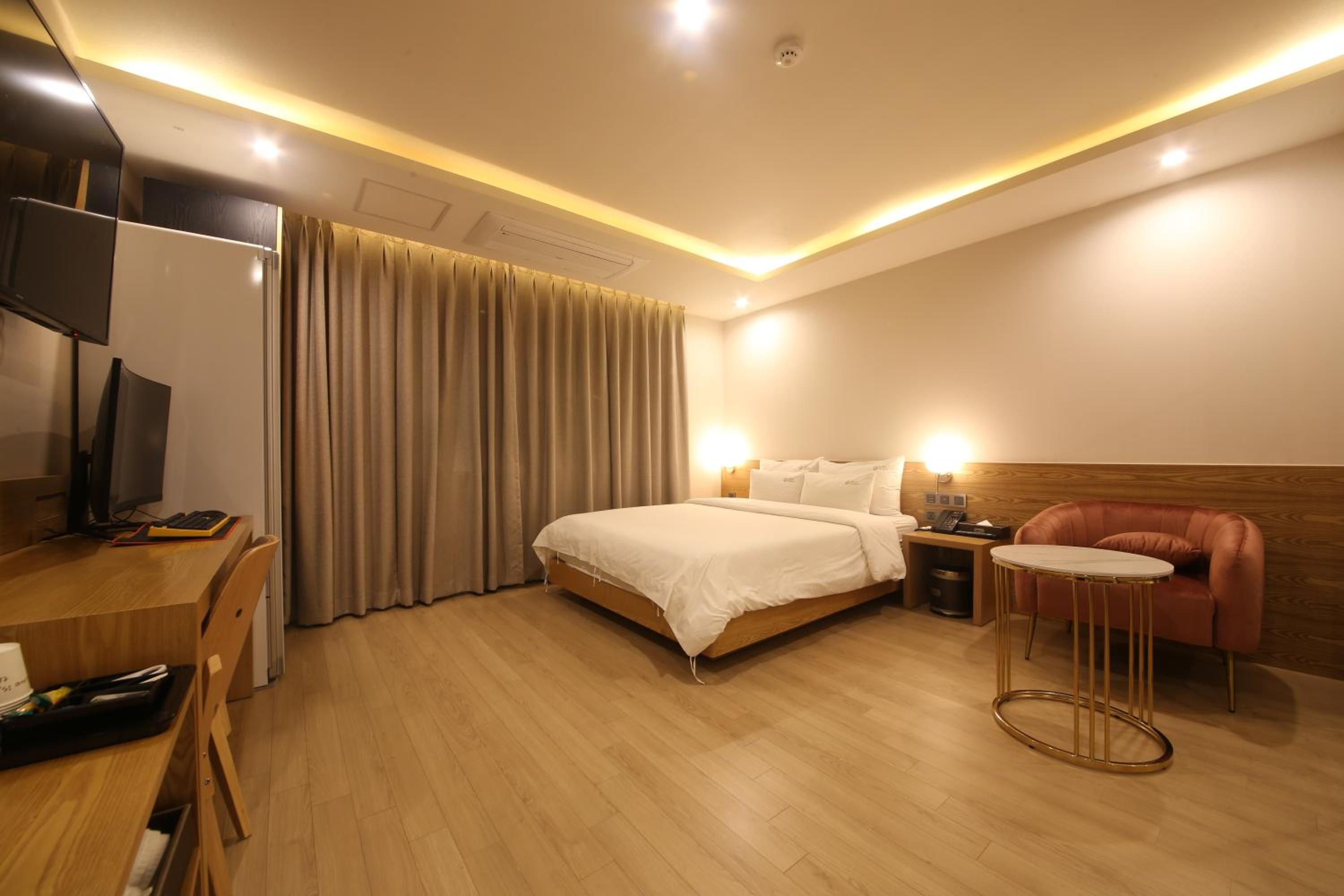 Suite - Photo 11