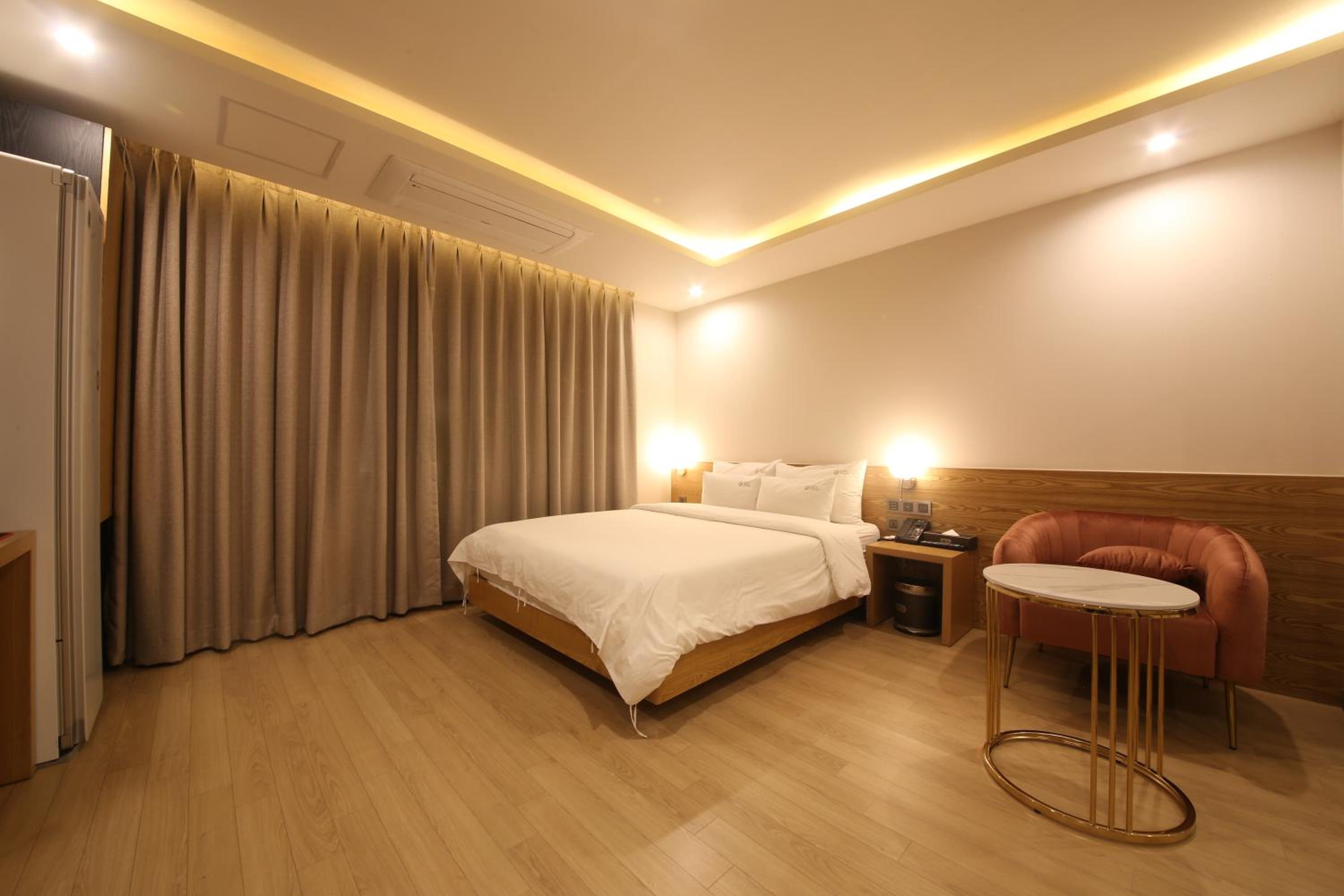 Suite - Photo 9