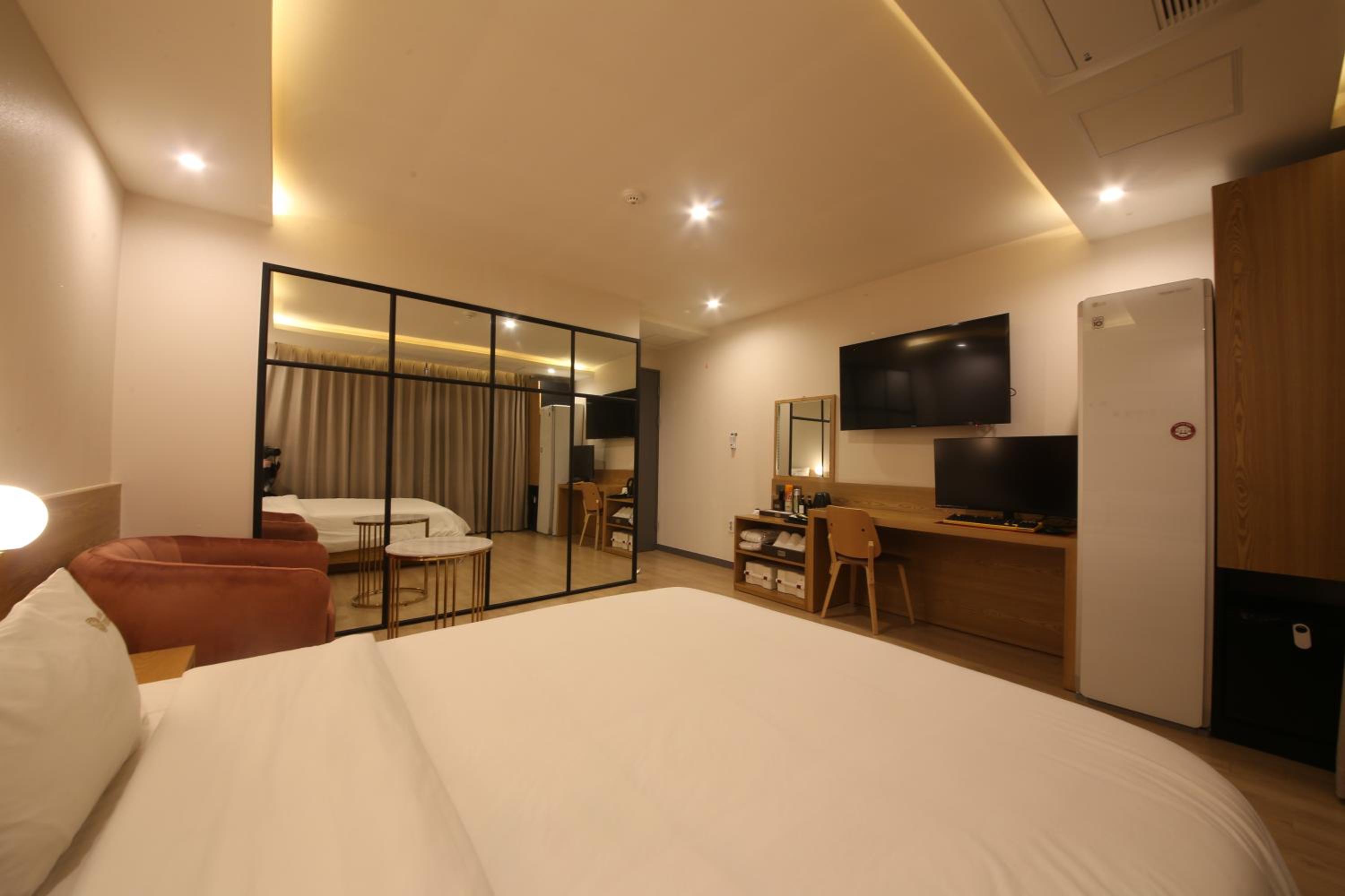 Suite - Photo 7